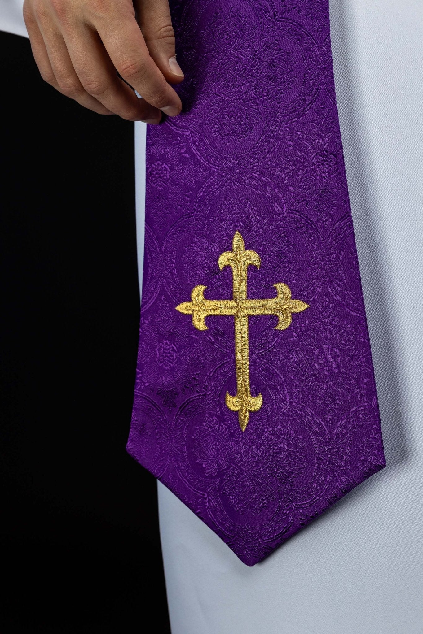 Stuła haftowana z motywem Krzyża fioletowa tkanina żakardowa - SZATYLITURGICZNE.PL