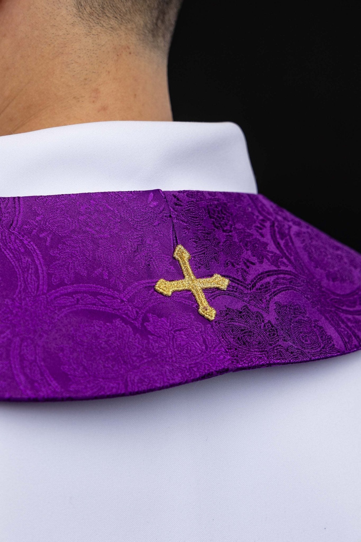 Stuła haftowana z motywem Krzyża fioletowa tkanina żakardowa - SZATYLITURGICZNE.PL