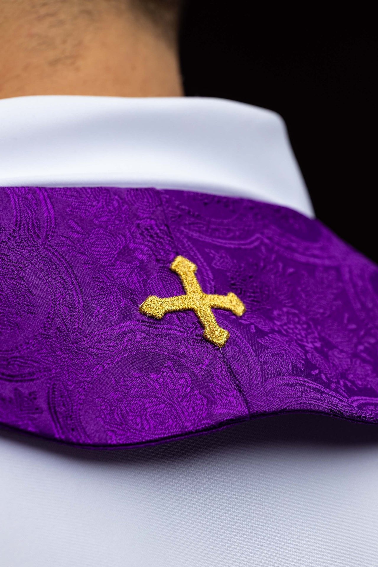 Stuła haftowana z motywem Krzyża fioletowa tkanina żakardowa - SZATYLITURGICZNE.PL