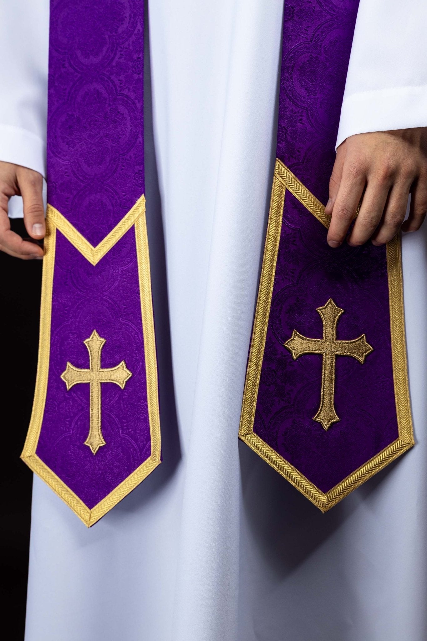 Stuła haftowana z motywem Krzyża fioletowa tkanina żakardowa - SZATYLITURGICZNE.PL