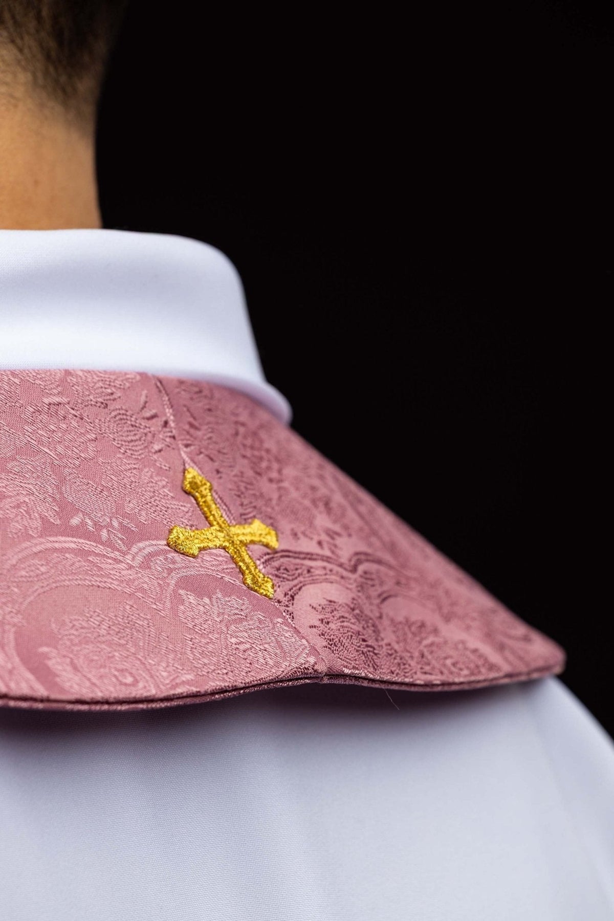 Stuła haftowana z motywem Krzyża różowa tkanina żakardowa - SZATYLITURGICZNE.PL