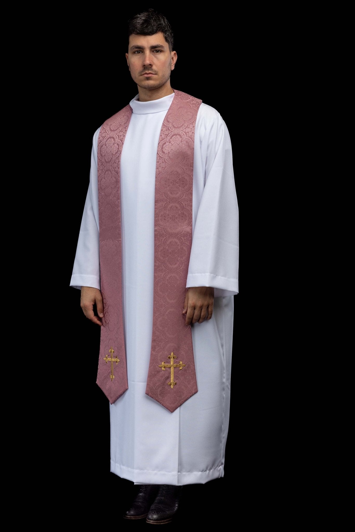 Stuła haftowana z motywem Krzyża różowa tkanina żakardowa - SZATYLITURGICZNE.PL