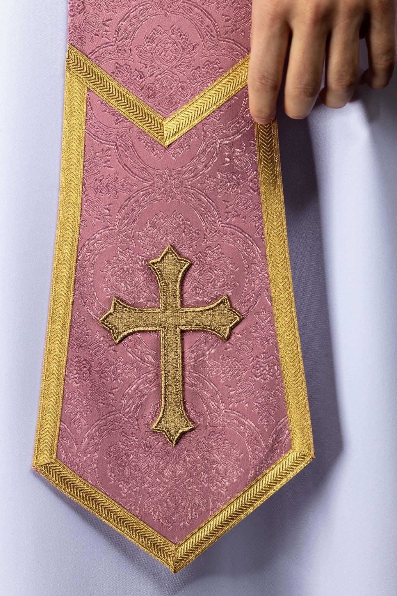 Stuła haftowana z motywem Krzyża różowa tkanina żakardowa - SZATYLITURGICZNE.PL