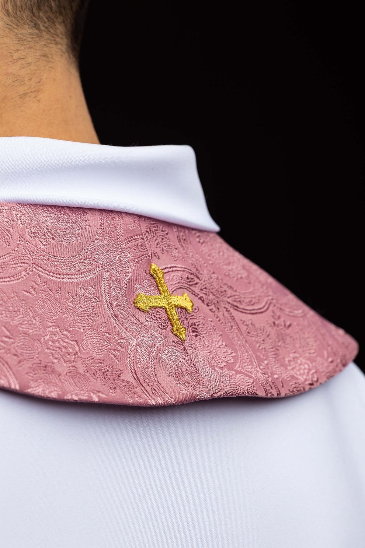 Stuła haftowana z motywem Krzyża różowa tkanina żakardowa - SZATYLITURGICZNE.PL
