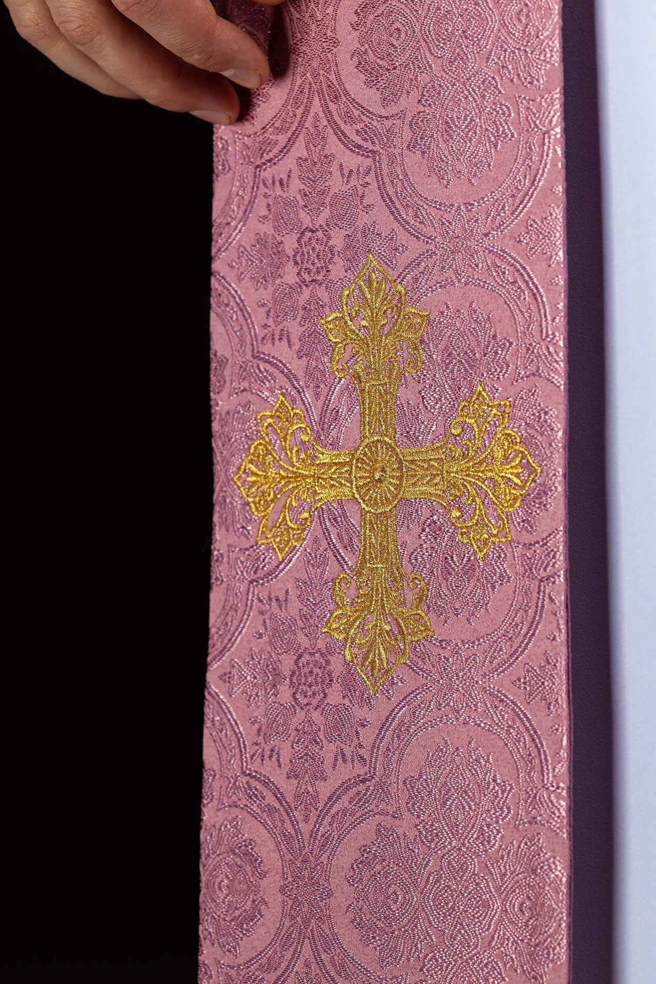 Stuła haftowana z motywem Krzyża różowa tkanina żakardowa - SZATYLITURGICZNE.PL