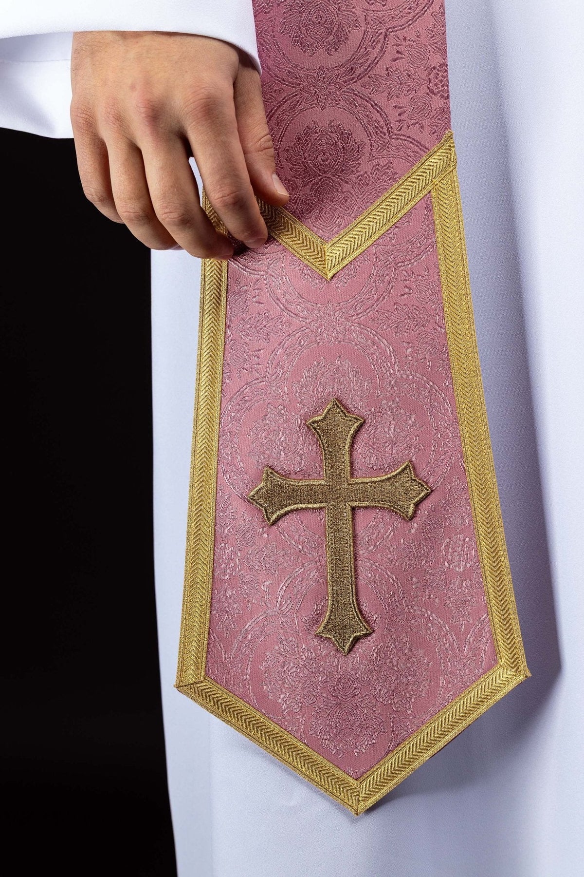 Stuła haftowana z motywem Krzyża różowa tkanina żakardowa - SZATYLITURGICZNE.PL
