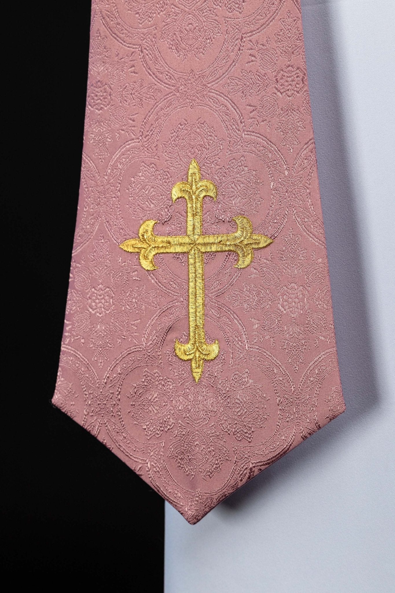 Stuła haftowana z motywem Krzyża różowa tkanina żakardowa - SZATYLITURGICZNE.PL