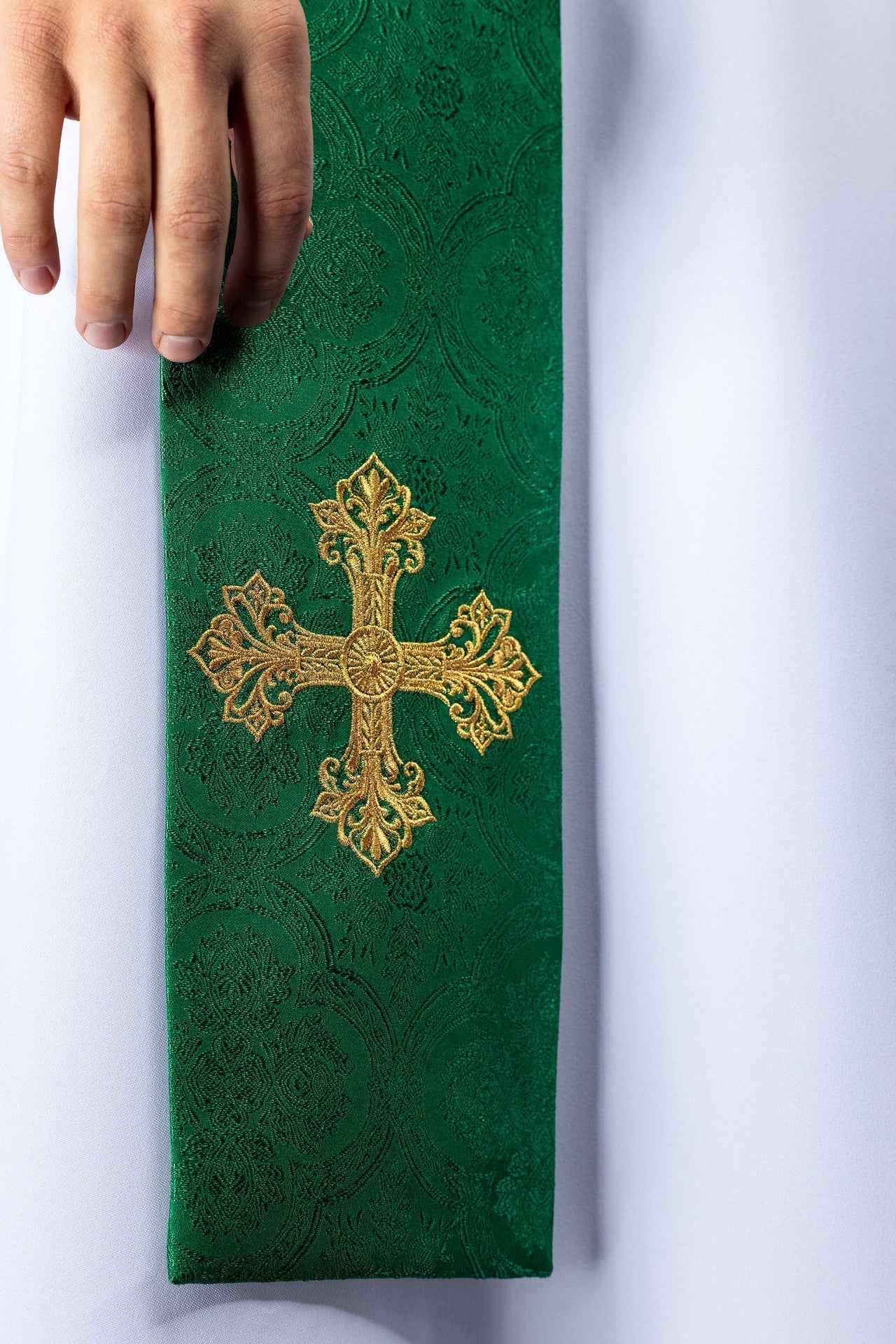 Stuła haftowana z motywem Krzyża zielona tkanina żakardowa - SZATYLITURGICZNE.PL