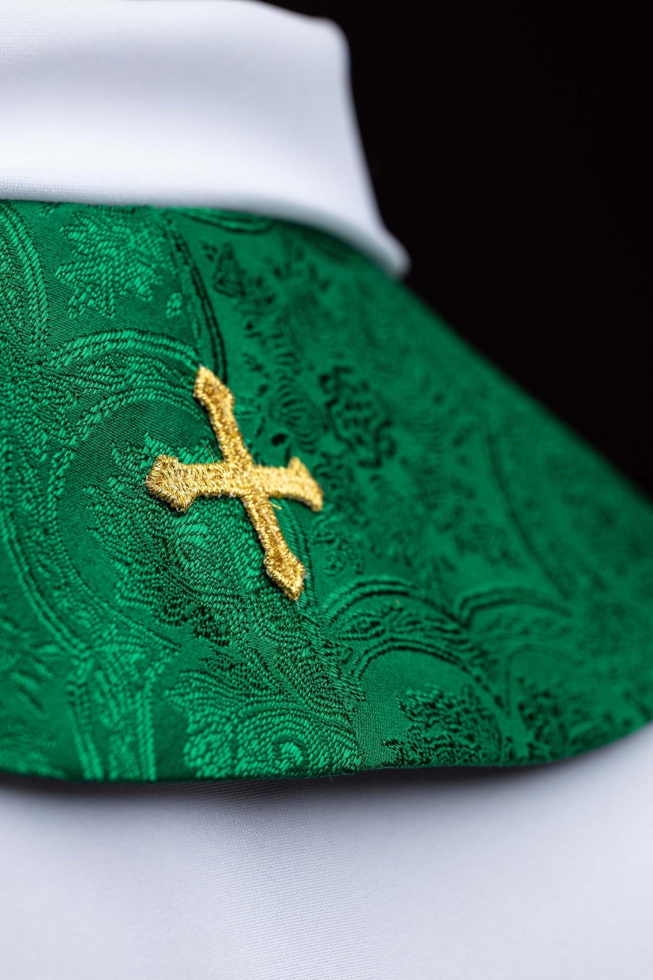 Stuła haftowana z motywem Krzyża zielona tkanina żakardowa - SZATYLITURGICZNE.PL