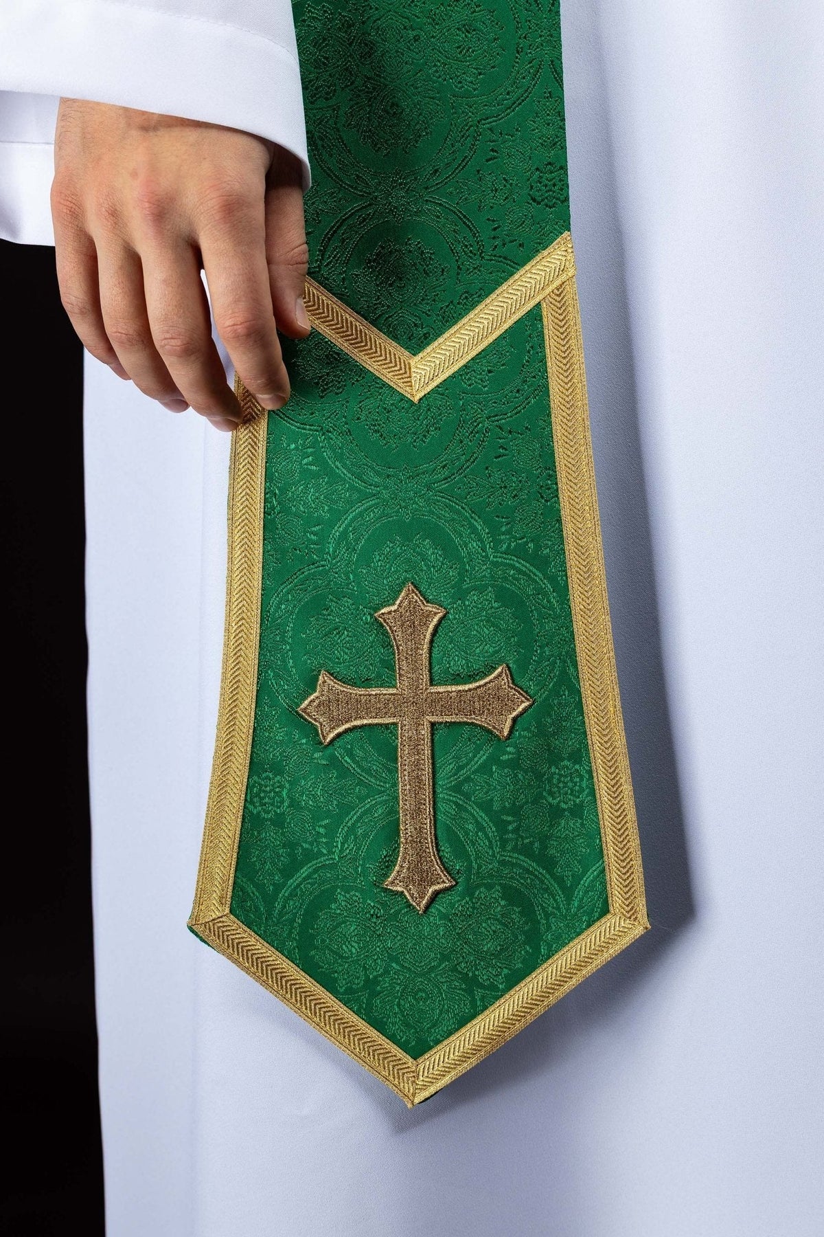 Stuła haftowana z motywem Krzyża zielona tkanina żakardowa - SZATYLITURGICZNE.PL