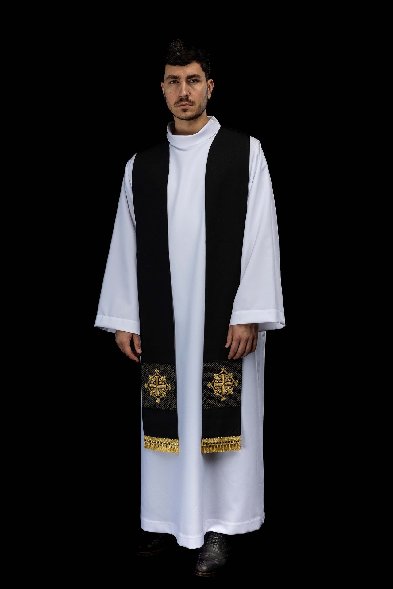 Stuła haftowana z symbolem krzyża aksamit czarna - SZATYLITURGICZNE.PL