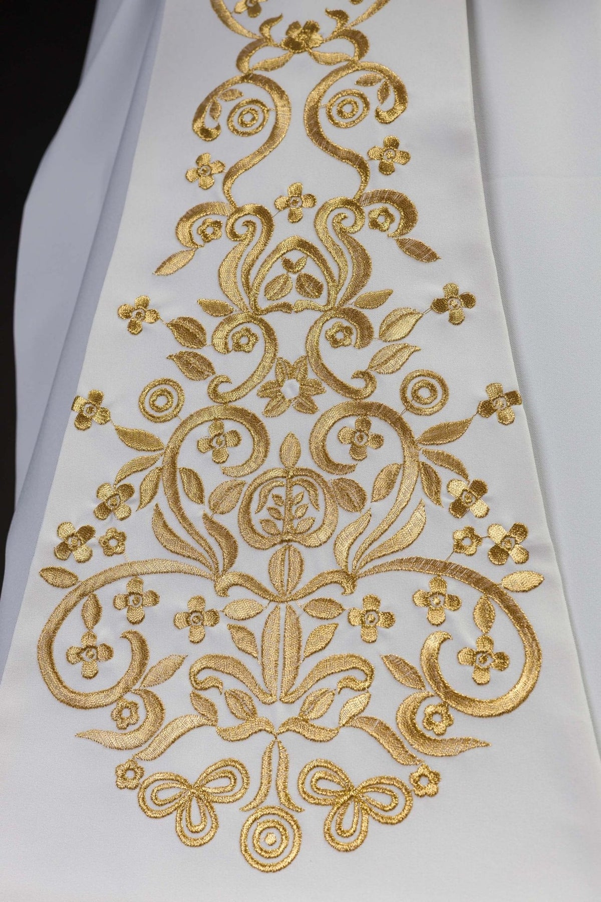 Stuła Kapłańska Biała Haftowana Maryjna z Koroną - Polska Produkcja - SZATYLITURGICZNE.PL