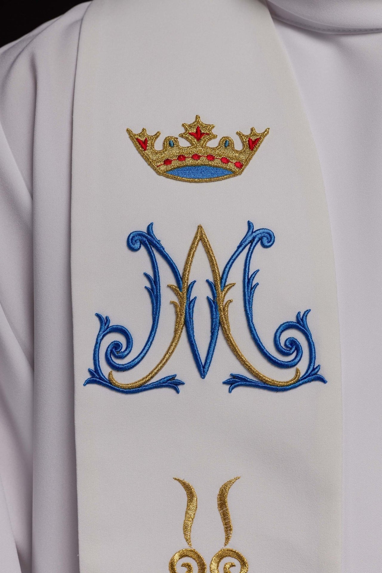 Stuła kapłańska biała z haftem Maryjnym - SZATYLITURGICZNE.PL