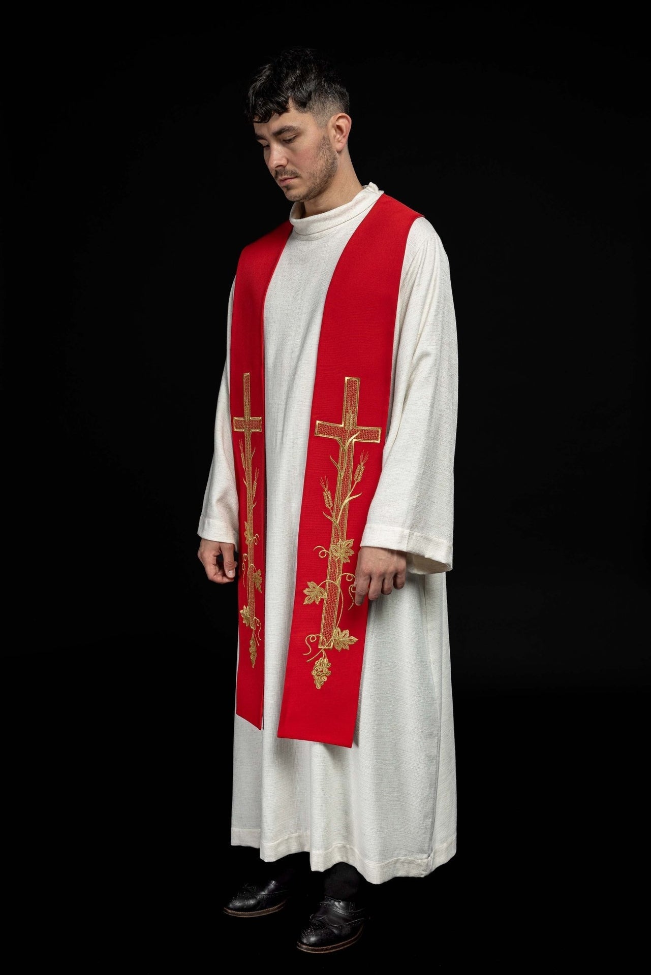 Stuła Kapłańska Czerwona Haftowana Krzyżem - Polska Produkcja - SZATYLITURGICZNE.PL