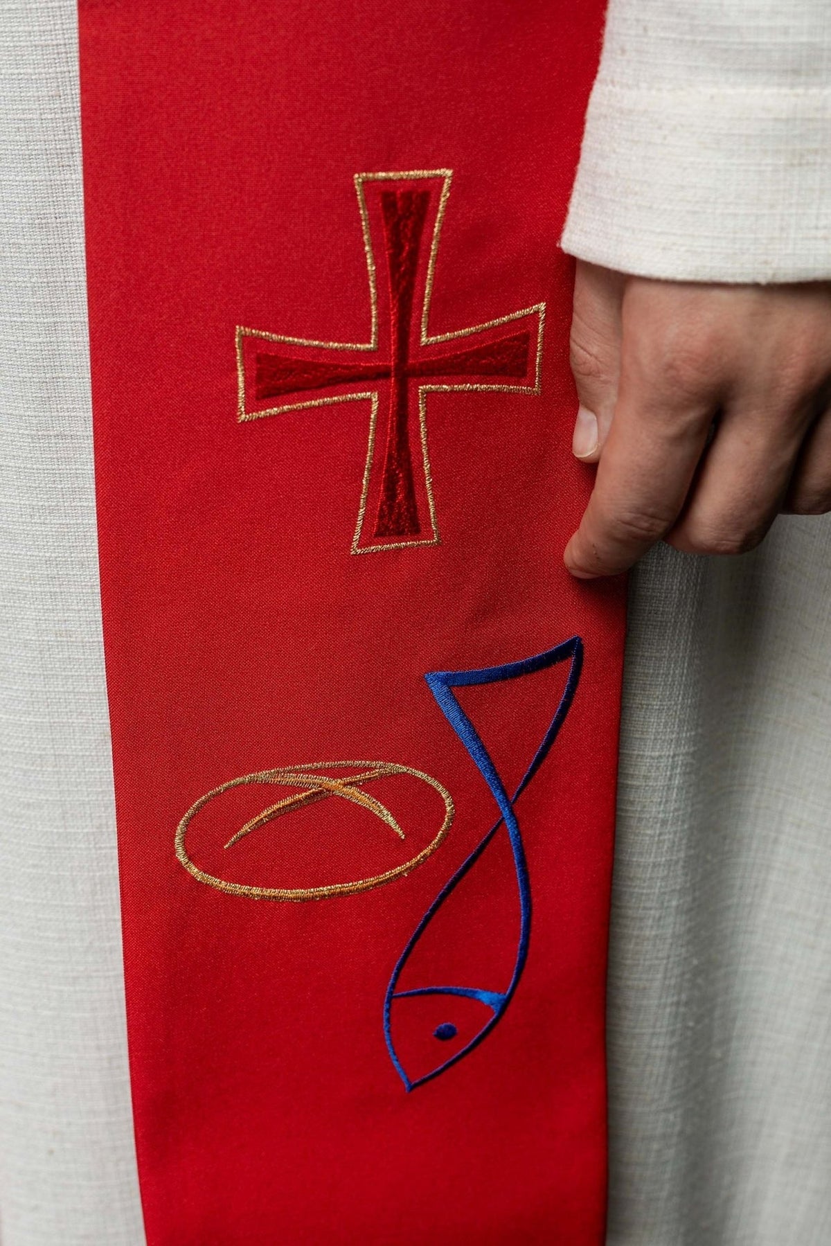 Stuła Kapłańska Czerwona Haftowana Ryba Chleb Krzyż - Elegancka - SZATYLITURGICZNE.PL