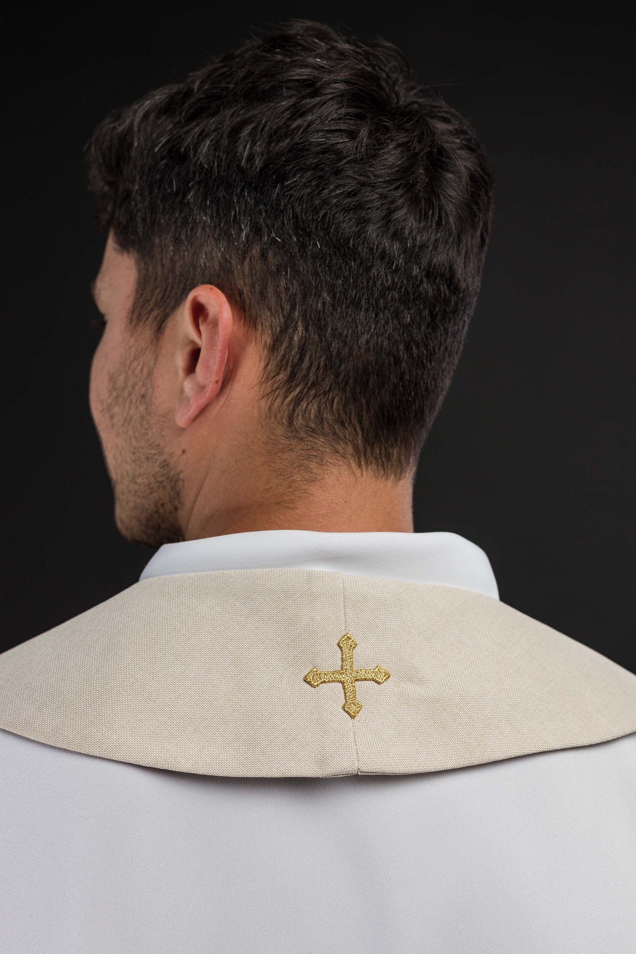 Stuła Kapłańska Ecru Haft IHS Złote Frędzle - Polska Produkcja - SZATYLITURGICZNE.PL