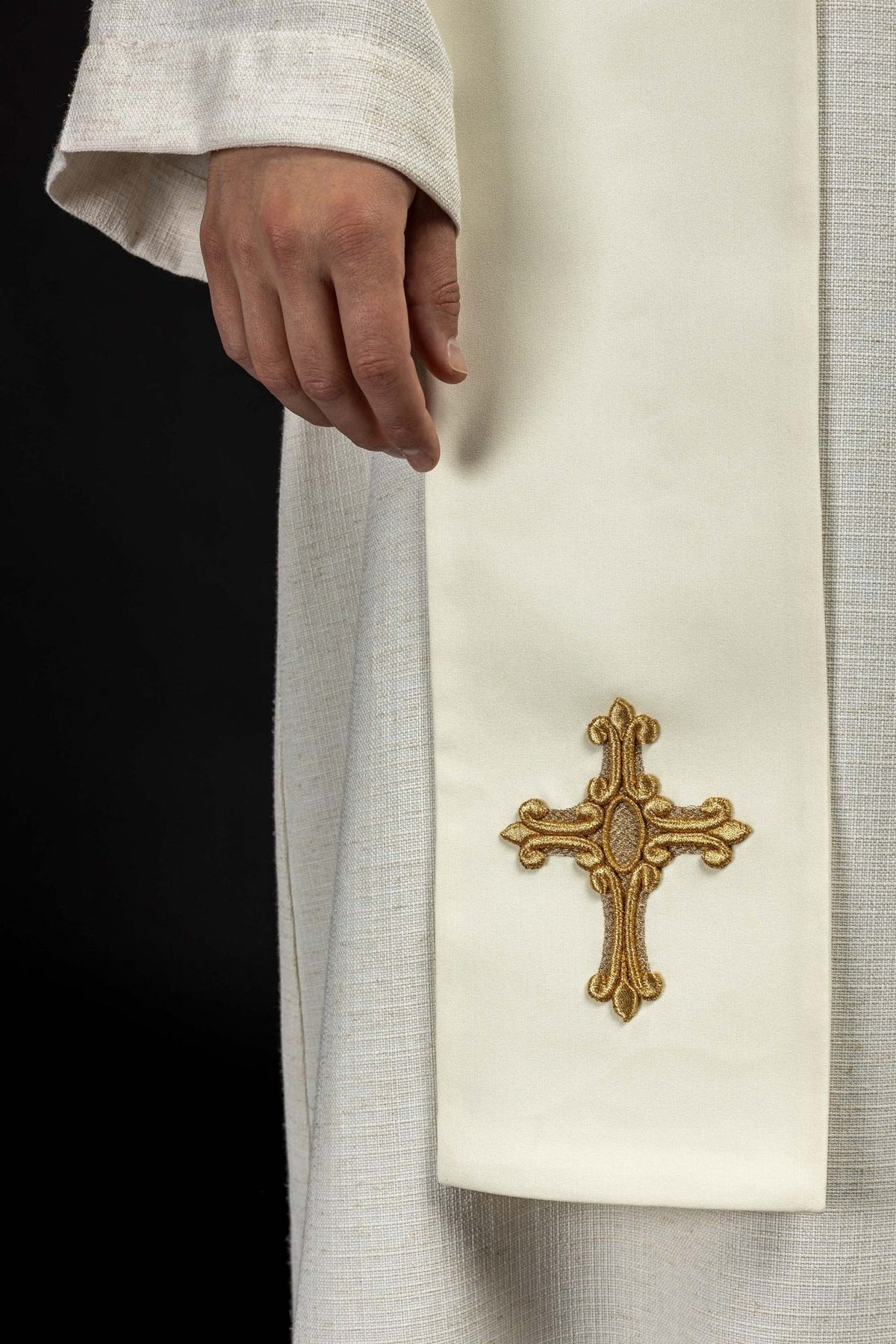 Stuła Kapłańska Ecru z Haftem Krzyża i IHS - Polska Produkcja - SZATYLITURGICZNE.PL