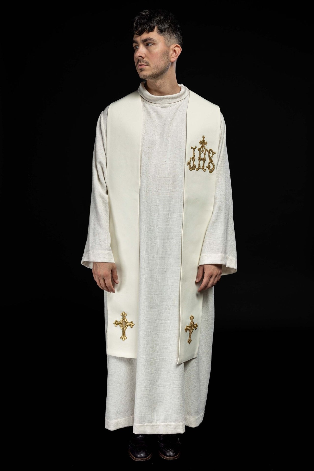 Stuła Kapłańska Ecru z Haftem Krzyża i IHS - Polska Produkcja - SZATYLITURGICZNE.PL