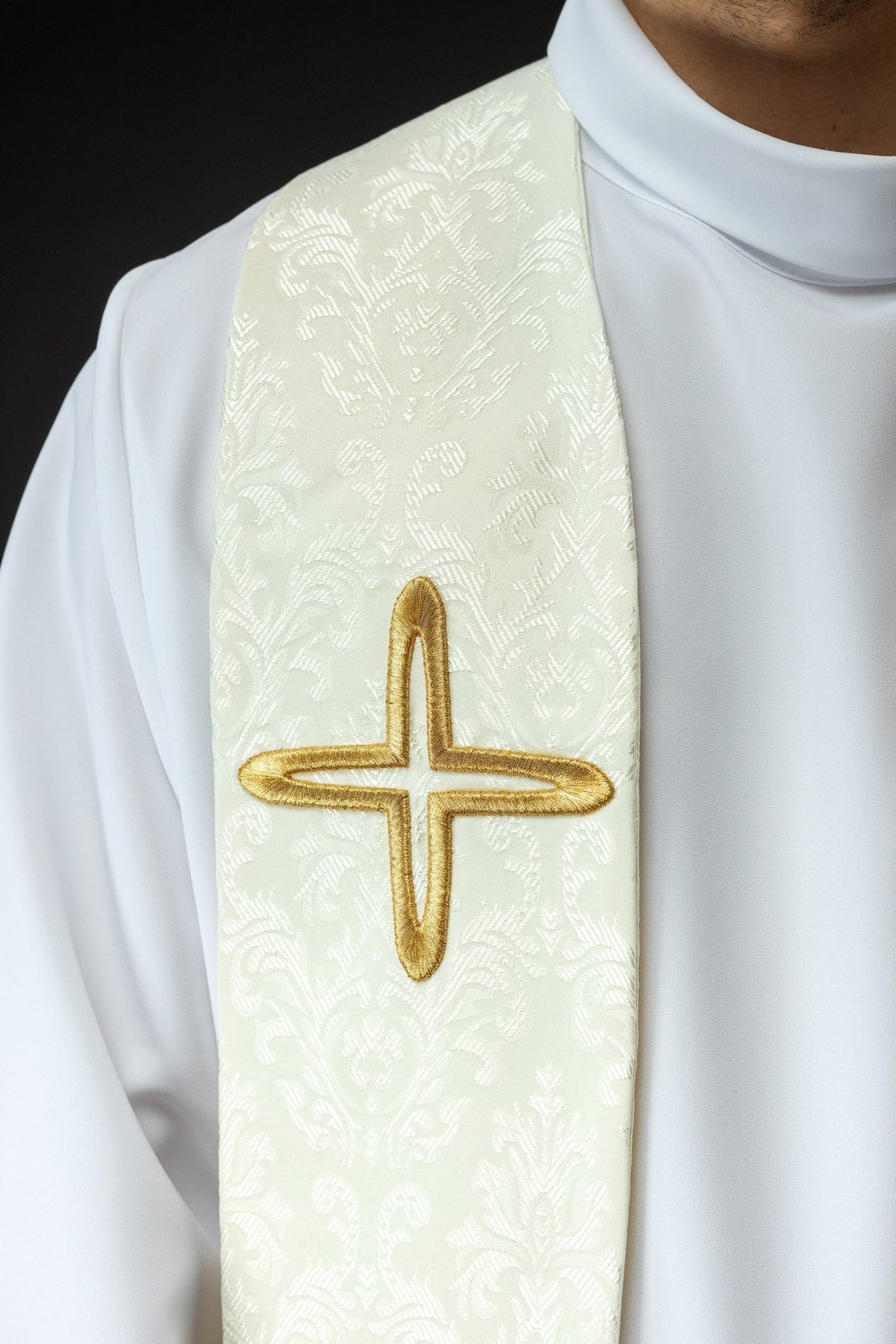 Stuła Kapłańska Ecru Żakardowa z Krzyżami Haftowanymi - SZATYLITURGICZNE.PL