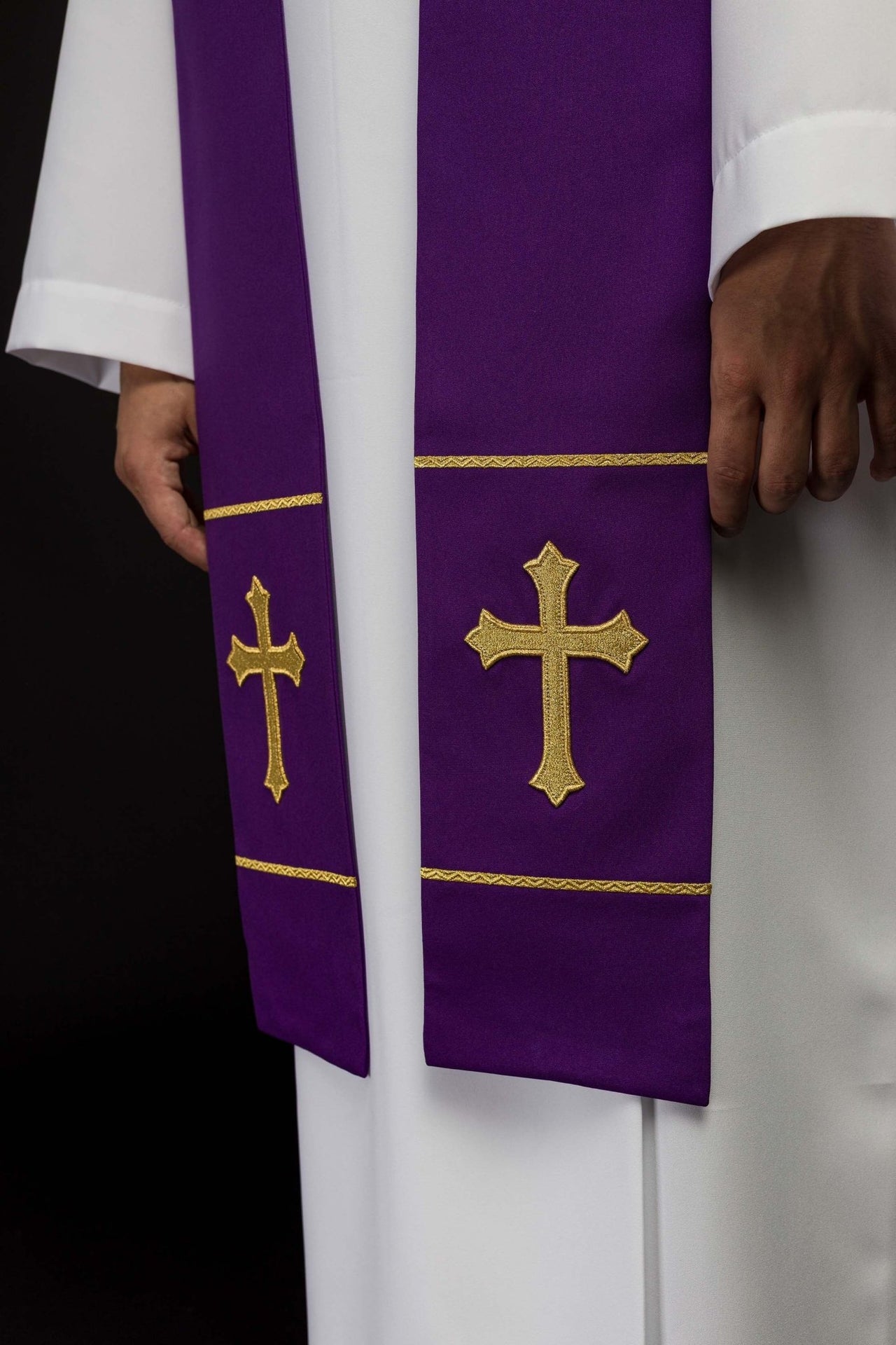 Stuła Kapłańska Fioletowa Haftowana Złotym Krzyżem - Elegancka - SZATYLITURGICZNE.PL