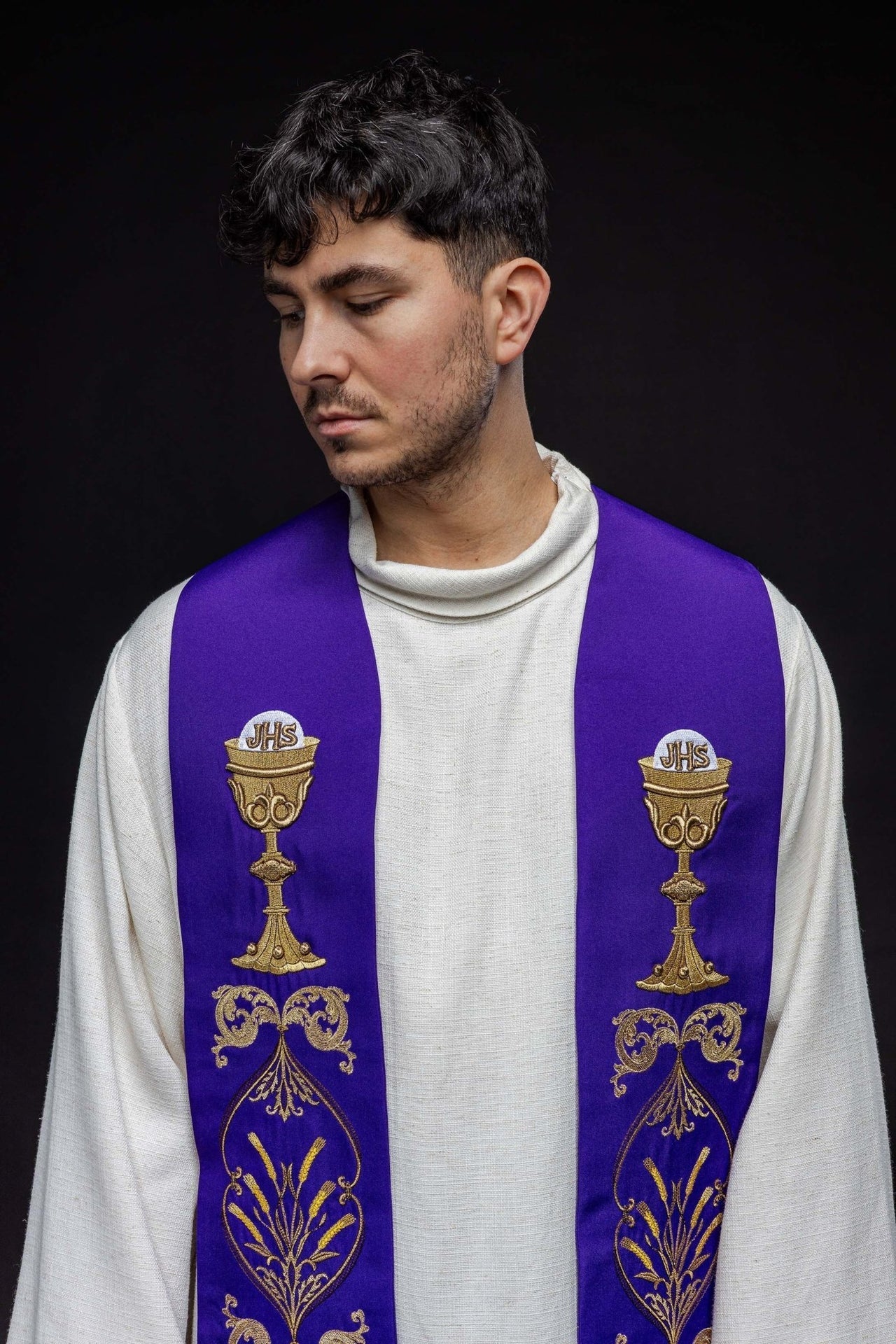Stuła Kapłańska Fioletowa Kielich IHS - Haftowana Liturgiczna - SZATYLITURGICZNE.PL