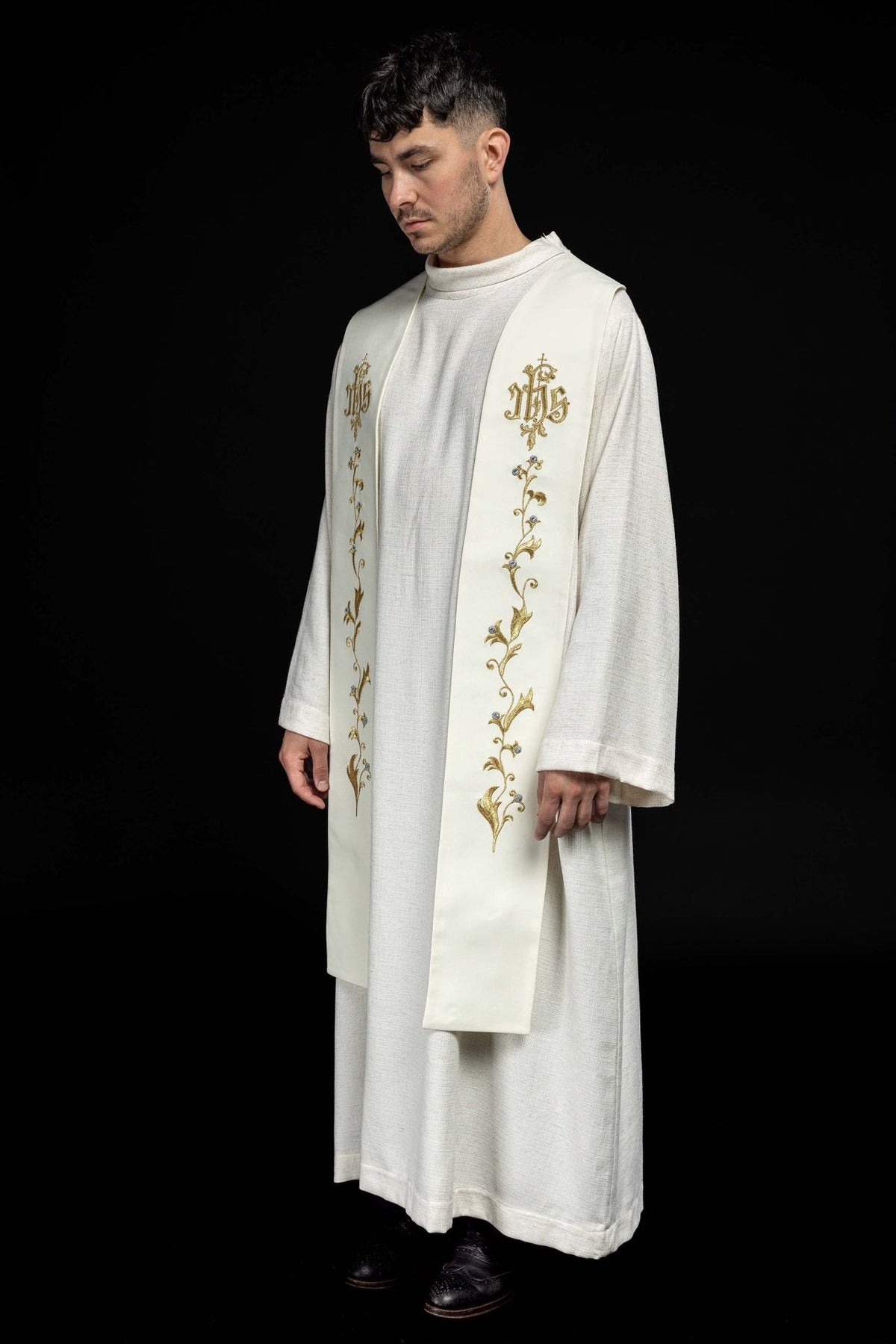 Stuła Kapłańska Haftowana IHS Ecru - Symbolika i Elegancja - SZATYLITURGICZNE.PL
