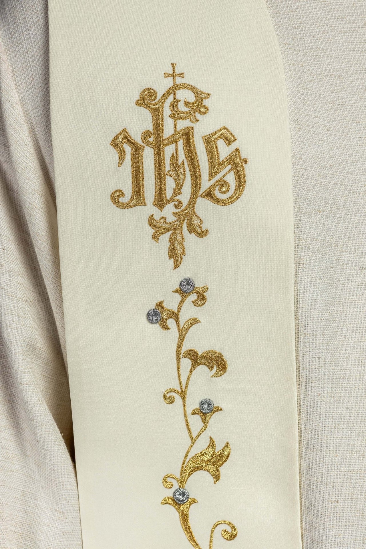 Stuła Kapłańska Haftowana IHS Ecru - Symbolika i Elegancja - SZATYLITURGICZNE.PL