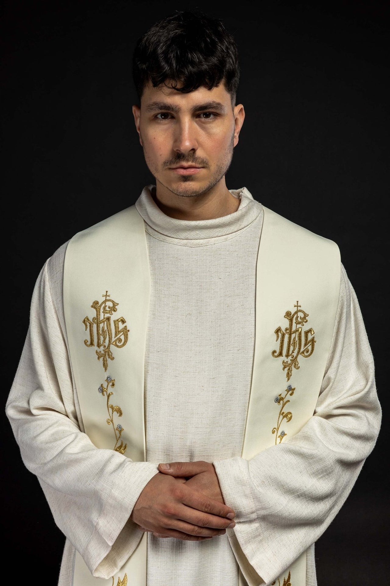 Stuła Kapłańska Haftowana IHS Ecru - Symbolika i Elegancja - SZATYLITURGICZNE.PL