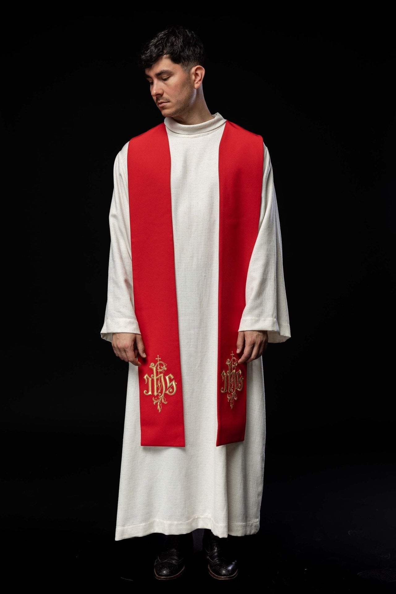 Stuła Kapłańska IHS Czerwona Haftowana - Polska Produkcja - SZATYLITURGICZNE.PL
