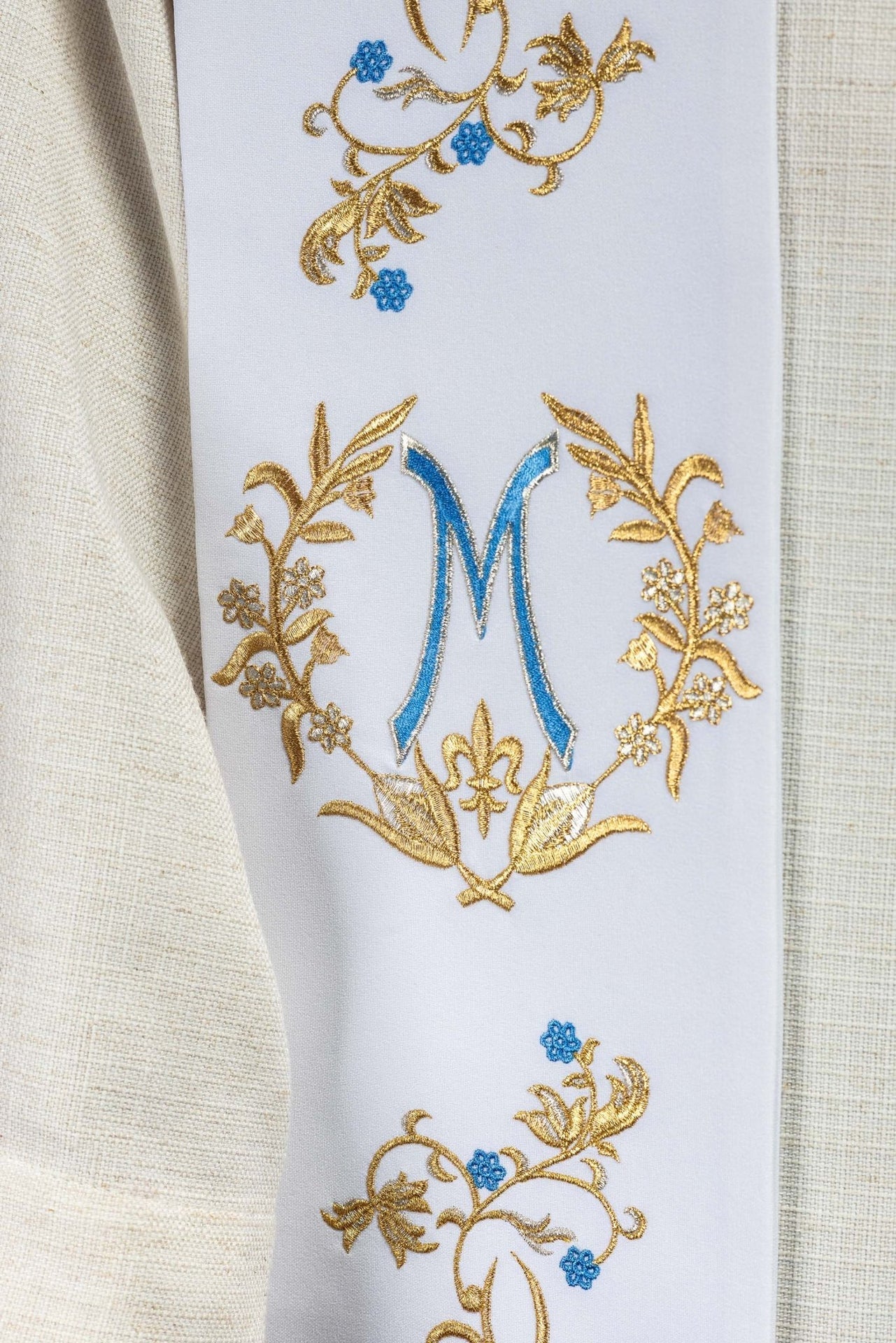 Stuła Kapłańska Maryjna Biała Haftowana - Polska Produkcja - SZATYLITURGICZNE.PL