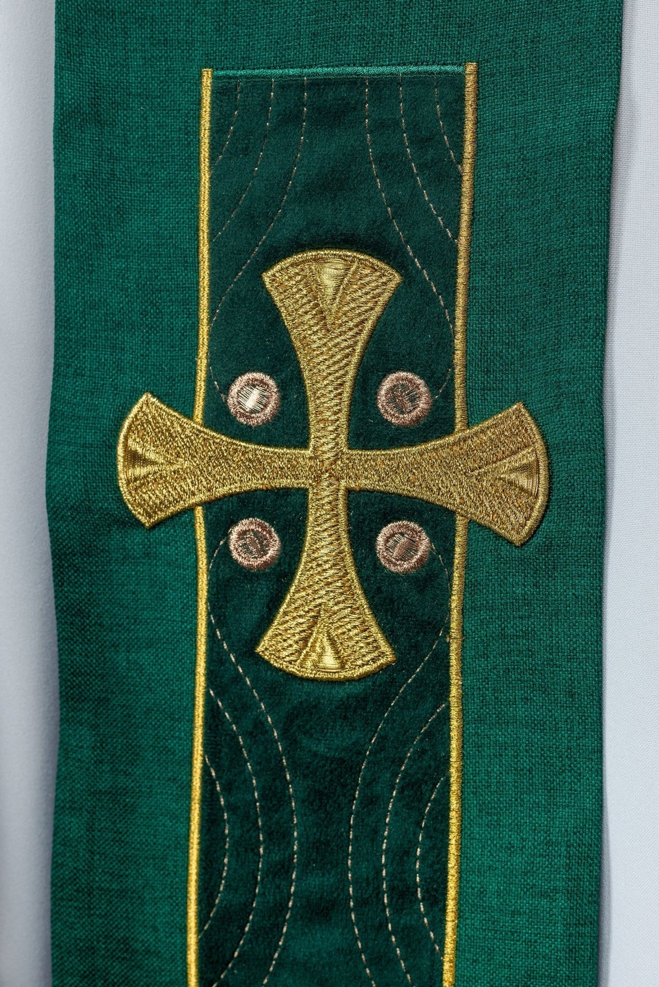 Stuła Kapłańska Zielona Haftowana w Krzyże - Elegancka Liturgia - SZATYLITURGICZNE.PL