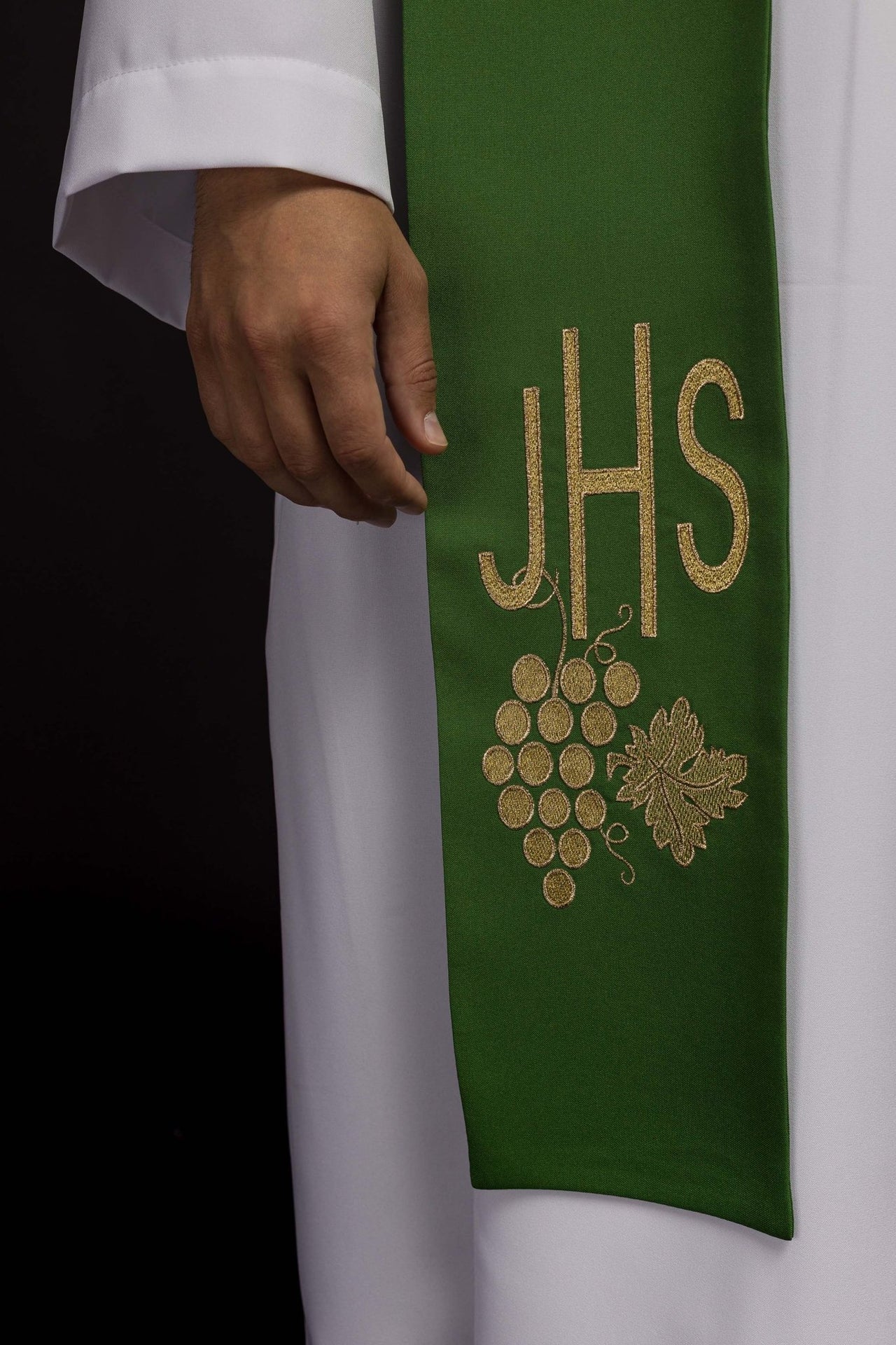 Stuła kapłańska zielona z haftem IHS winogrona - SZATYLITURGICZNE.PL