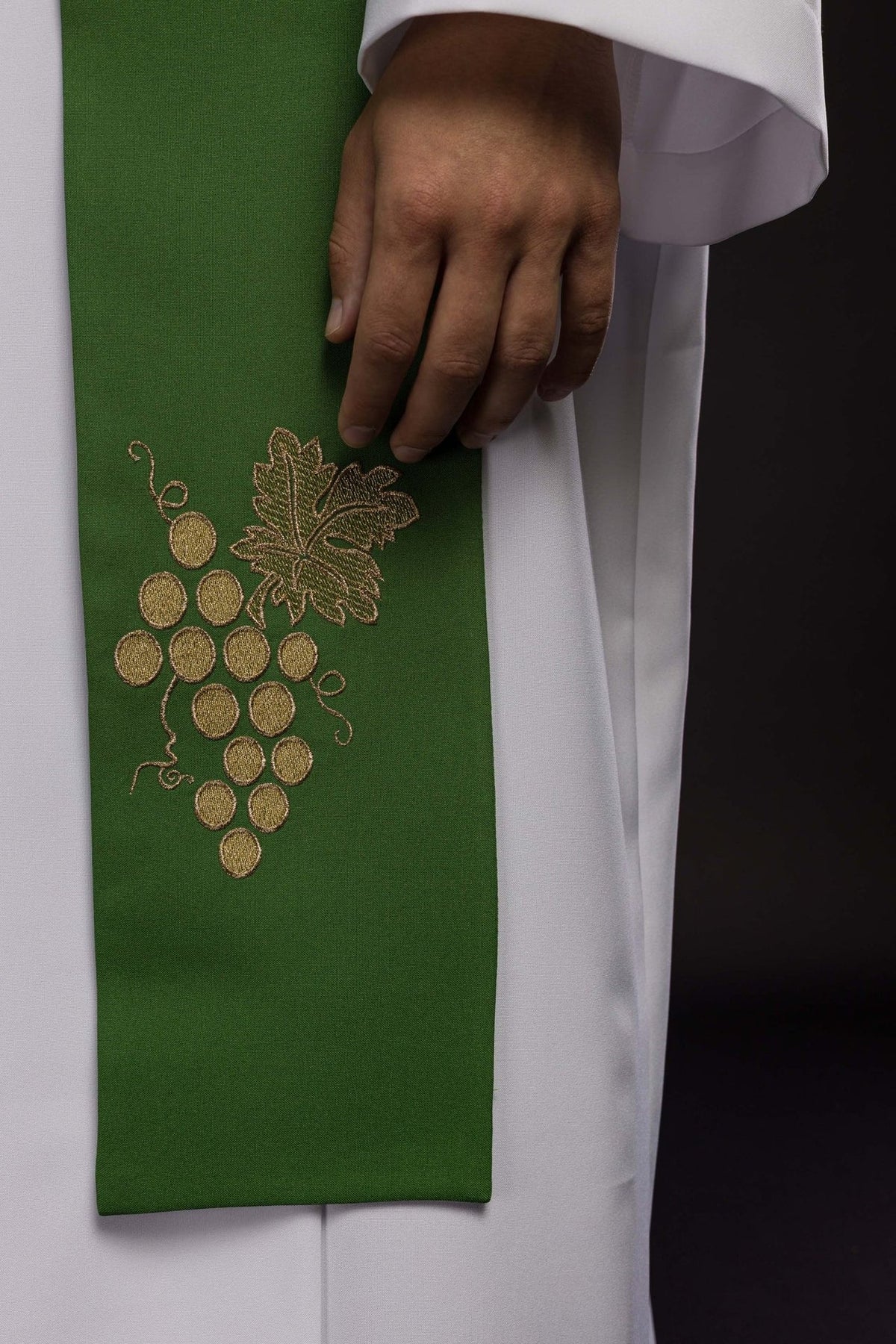 Stuła kapłańska zielona z haftem IHS winogrona - SZATYLITURGICZNE.PL