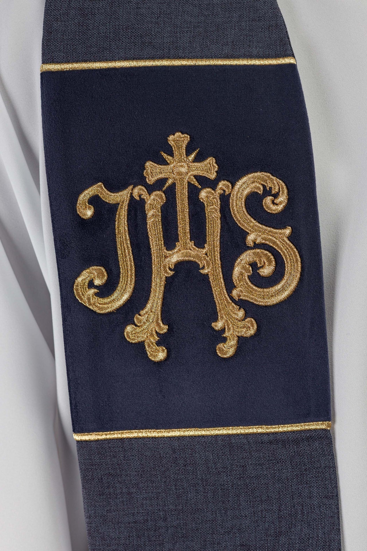 Stuła Liturgiczna Aksamitna IHS Fioletowa - Bogaty Haft - SZATYLITURGICZNE.PL