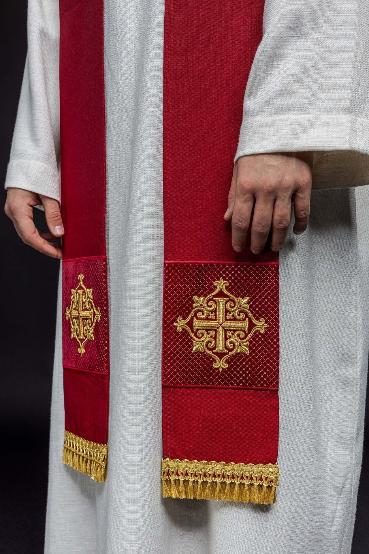 Stuła Liturgiczna Czerwona Aksamitna z Haftowanym Krzyżem - SZATYLITURGICZNE.PL