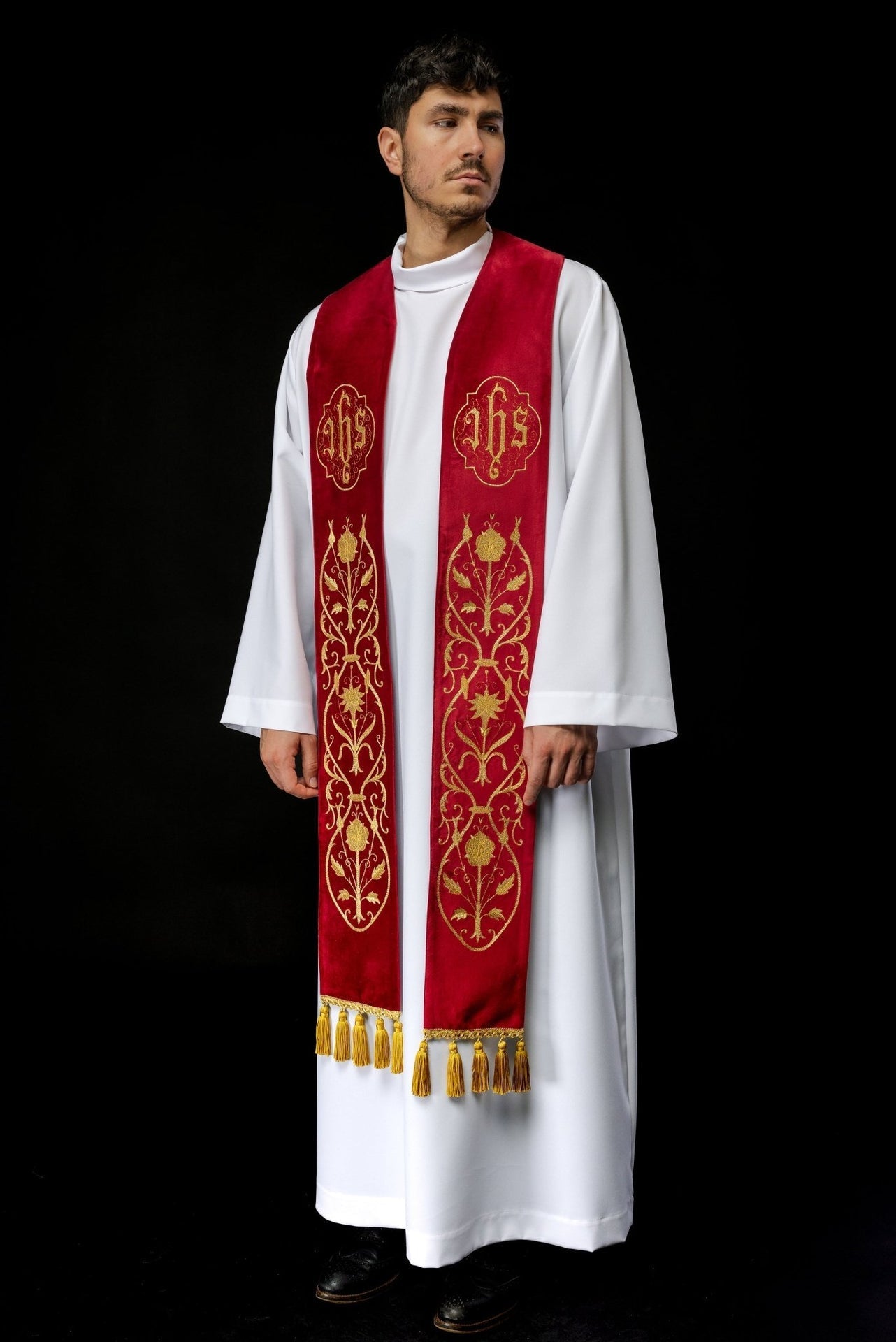 Stuła Liturgiczna Czerwona Haftowana IHS - Polska Produkcja - SZATYLITURGICZNE.PL