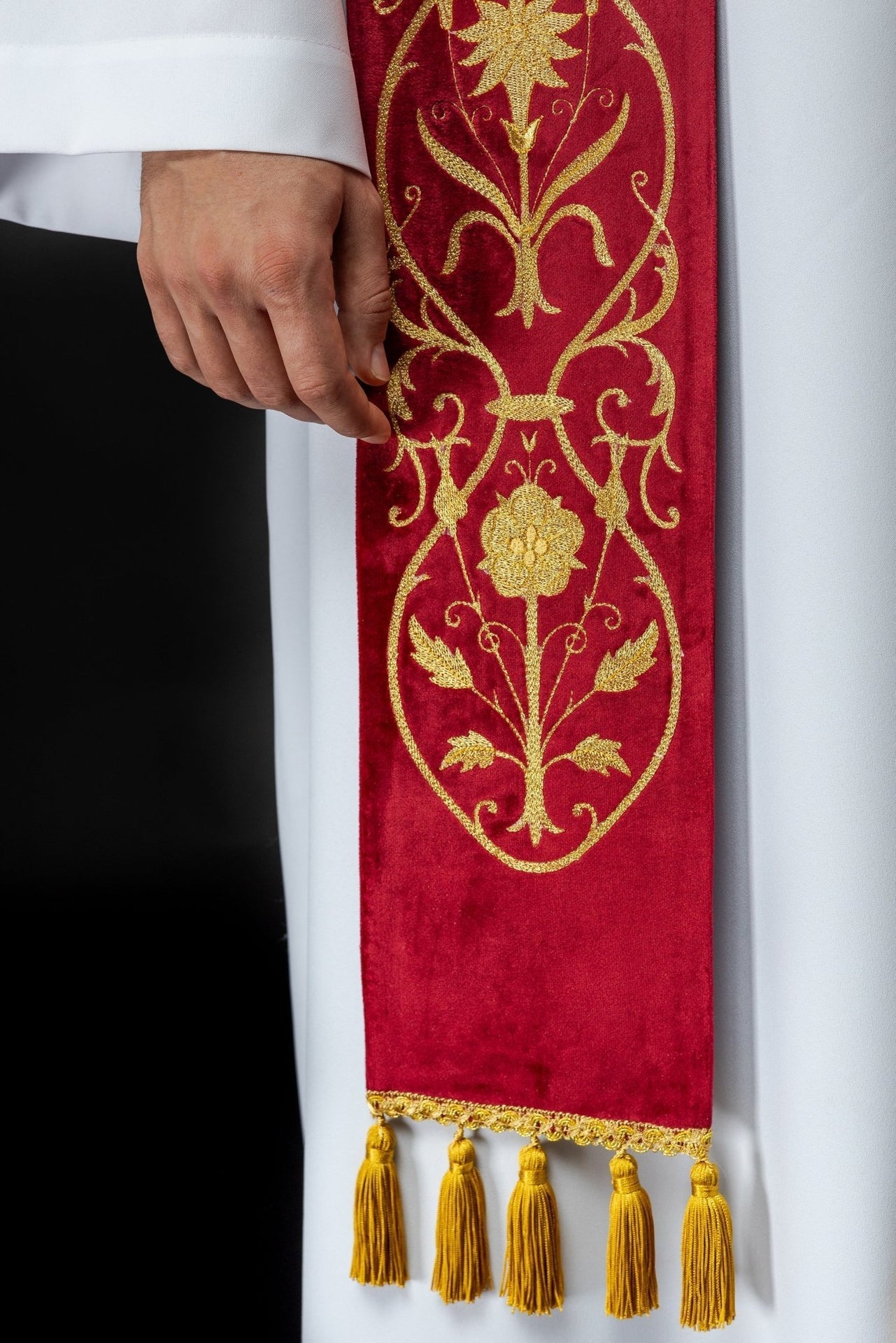 Stuła Liturgiczna Czerwona Haftowana IHS - Polska Produkcja - SZATYLITURGICZNE.PL