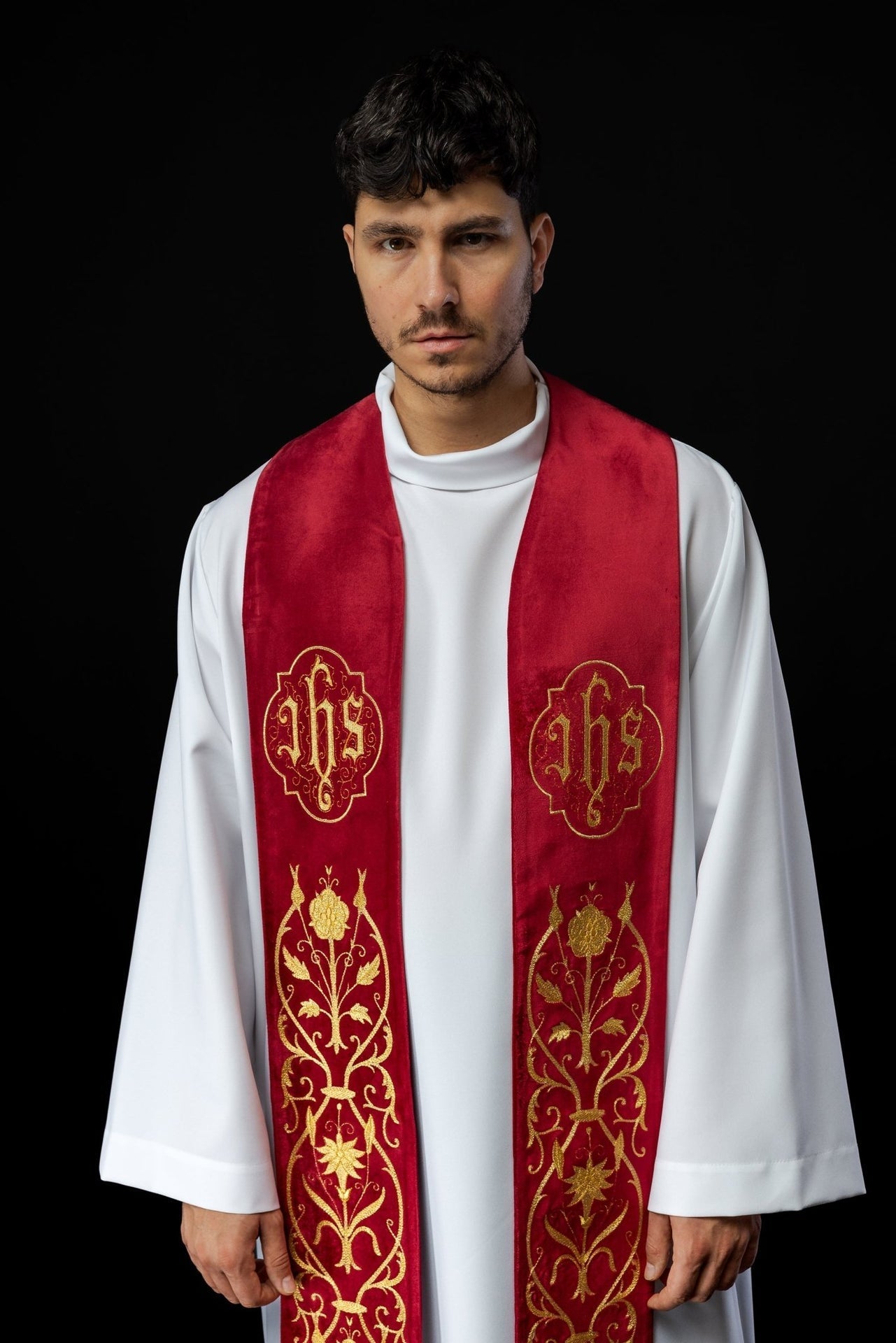 Stuła Liturgiczna Czerwona Haftowana IHS - Polska Produkcja - SZATYLITURGICZNE.PL