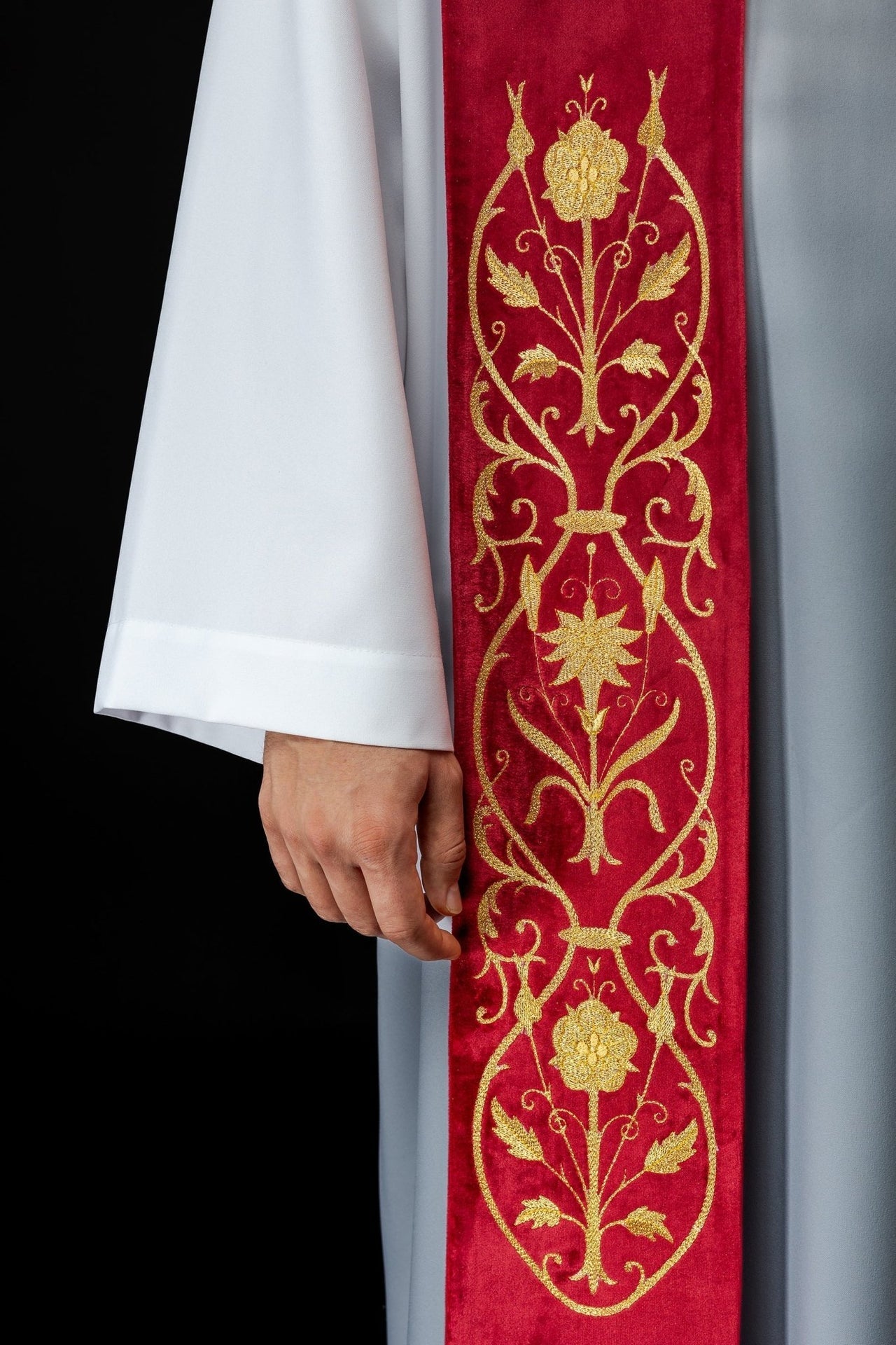 Stuła Liturgiczna Czerwona Haftowana IHS - Polska Produkcja - SZATYLITURGICZNE.PL