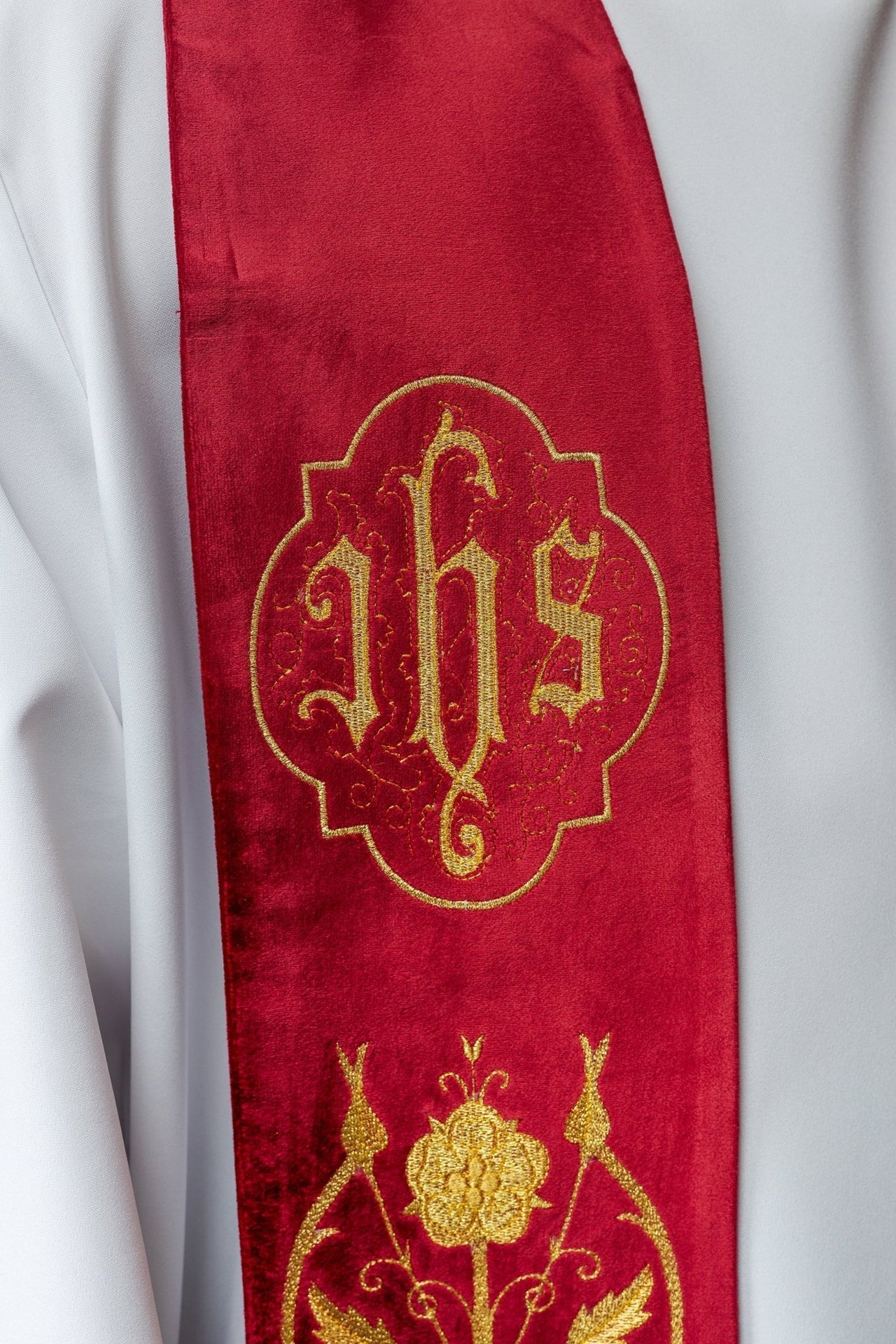 Stuła Liturgiczna Czerwona Haftowana IHS - Polska Produkcja - SZATYLITURGICZNE.PL