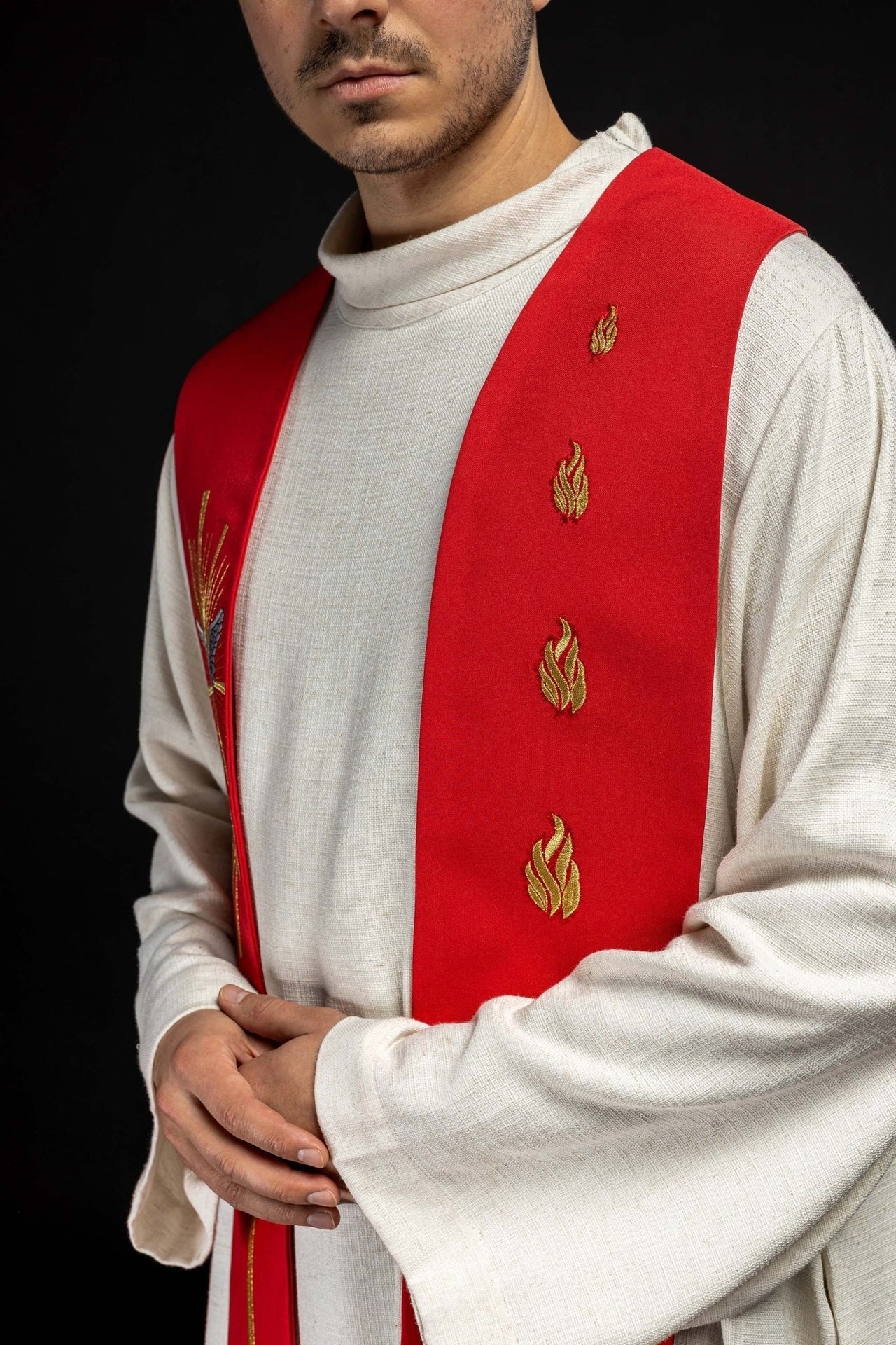Stuła Liturgiczna Czerwona z Haftem Ducha Świętego - Elegancka - SZATYLITURGICZNE.PL