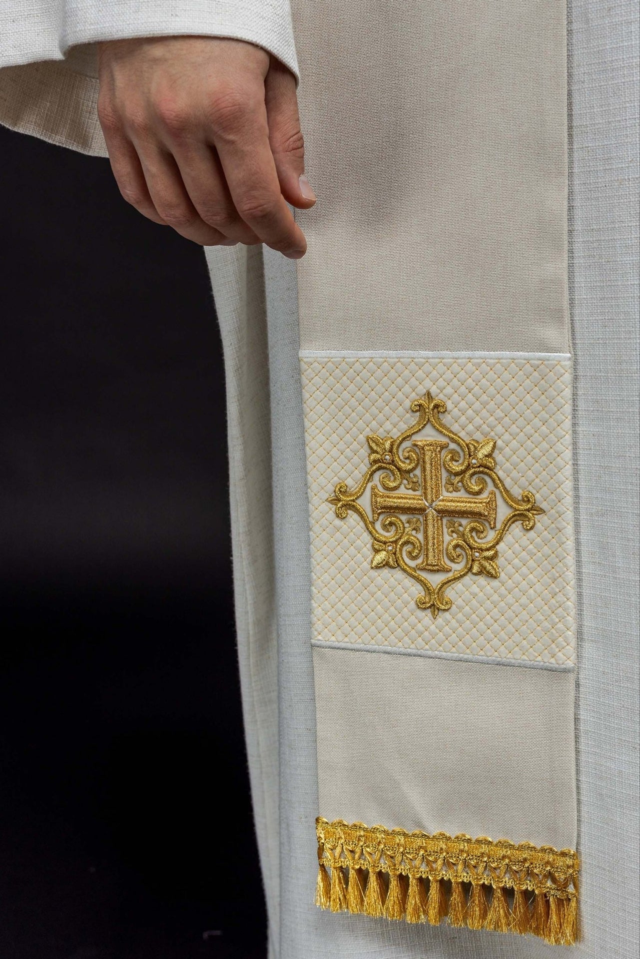 Stuła Liturgiczna Ecru Aksamit - Krzyż Haftowany - SZATYLITURGICZNE.PL