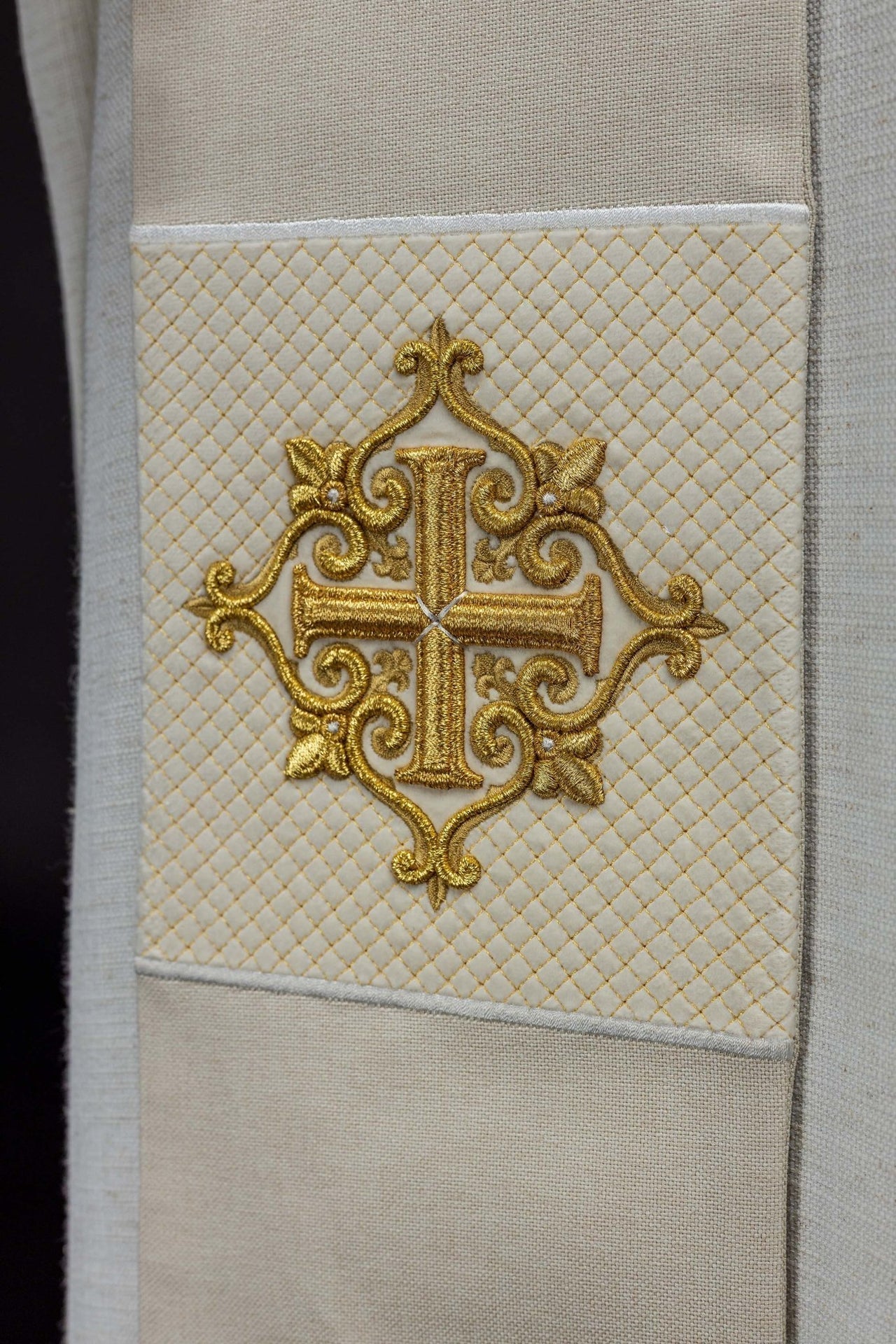 Stuła Liturgiczna Ecru Aksamit - Krzyż Haftowany - SZATYLITURGICZNE.PL