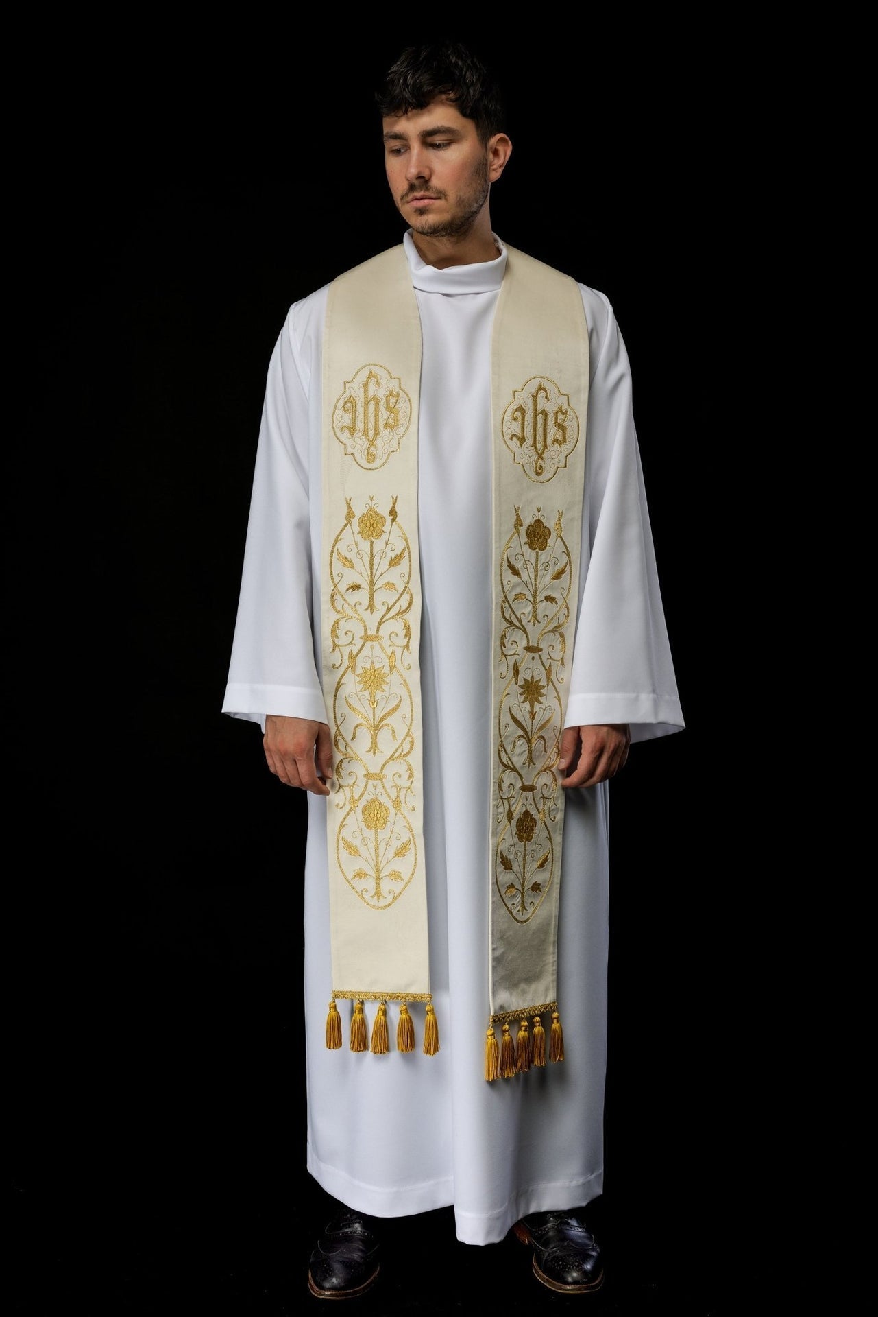Stuła Liturgiczna Ecru Haft IHS - Elegancka Szata Kapłańska - SZATYLITURGICZNE.PL