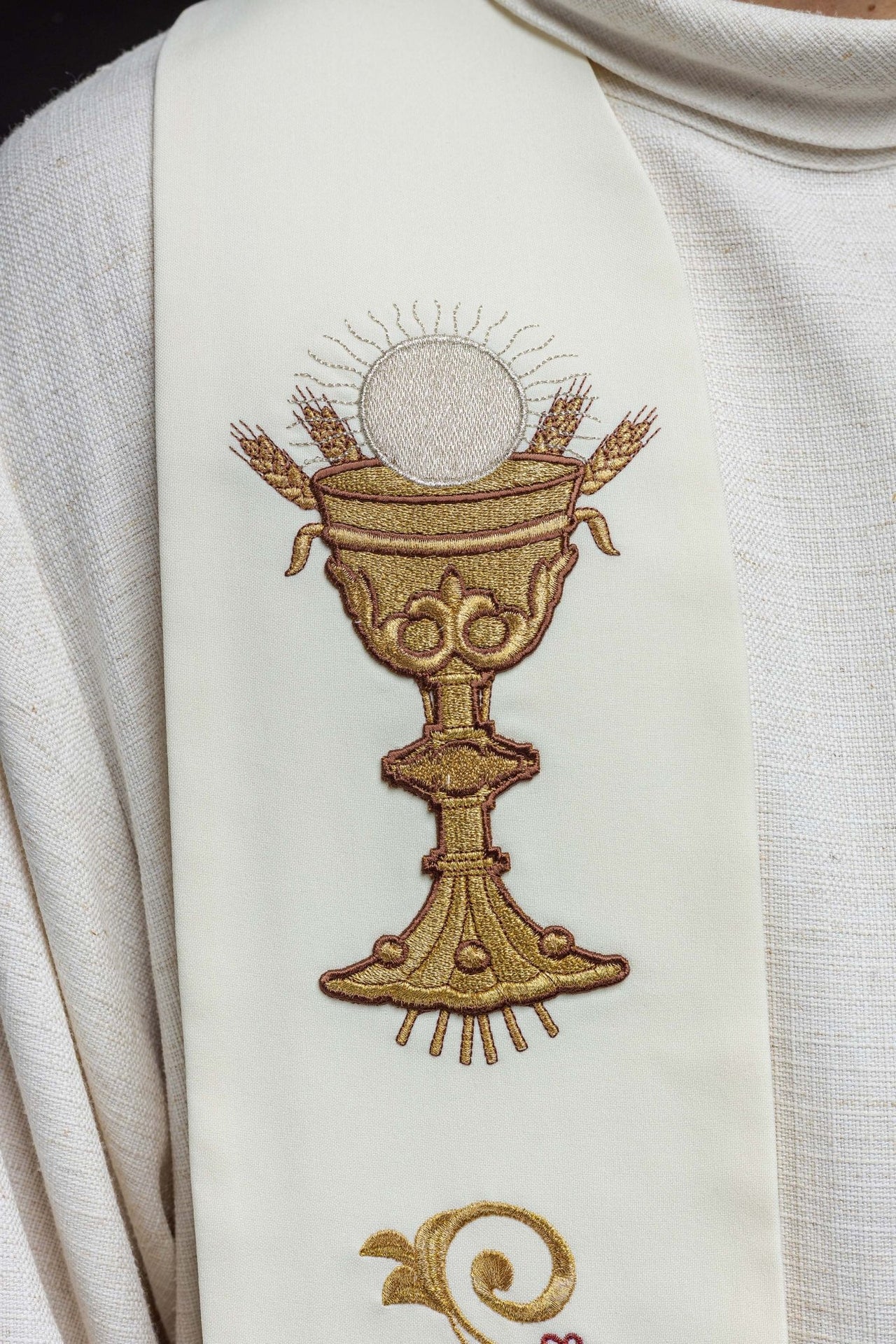 Stuła Liturgiczna Ecru z Haftem IHS i Kielicha - Elegancka - SZATYLITURGICZNE.PL