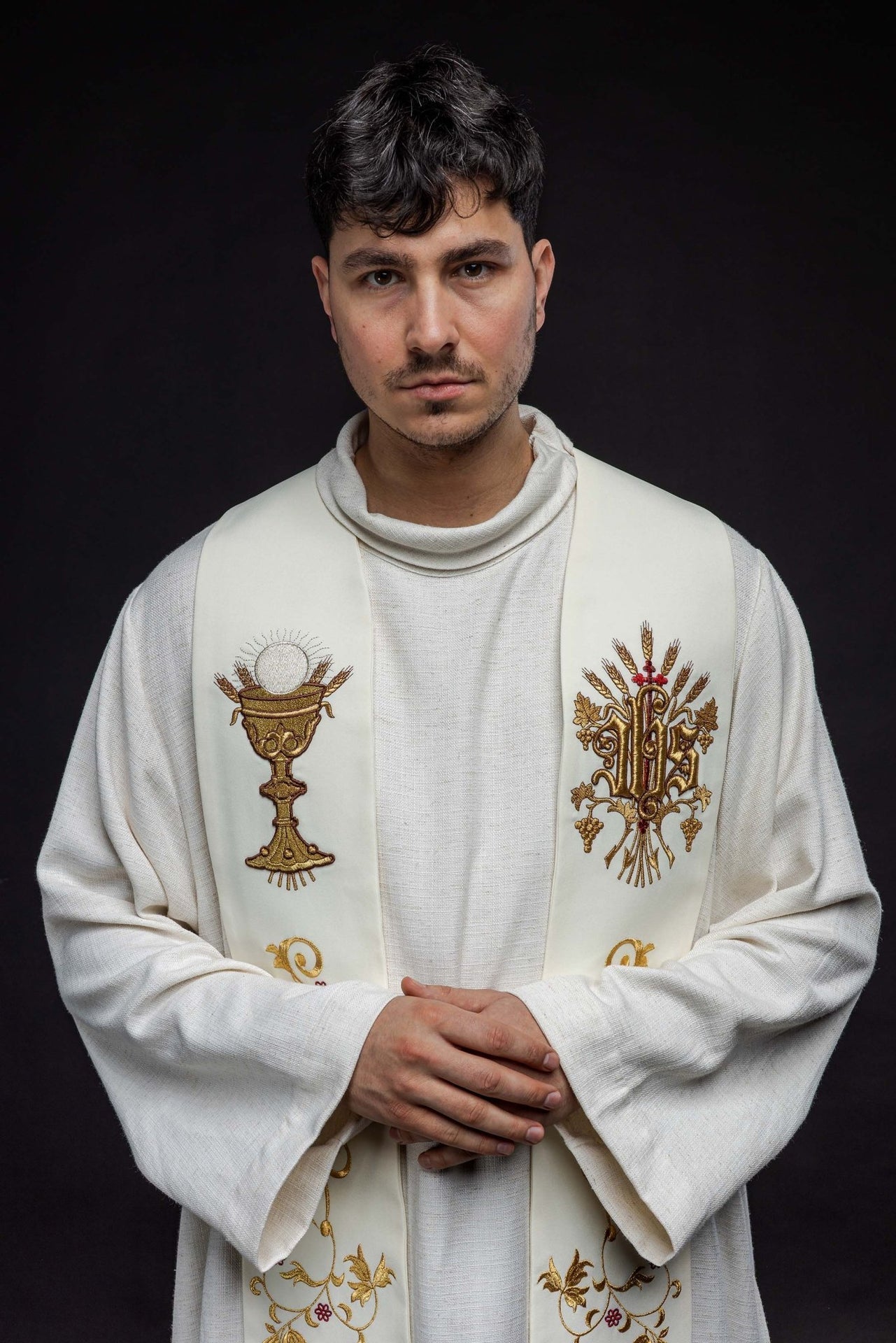 Stuła Liturgiczna Ecru z Haftem IHS i Kielicha - Elegancka - SZATYLITURGICZNE.PL