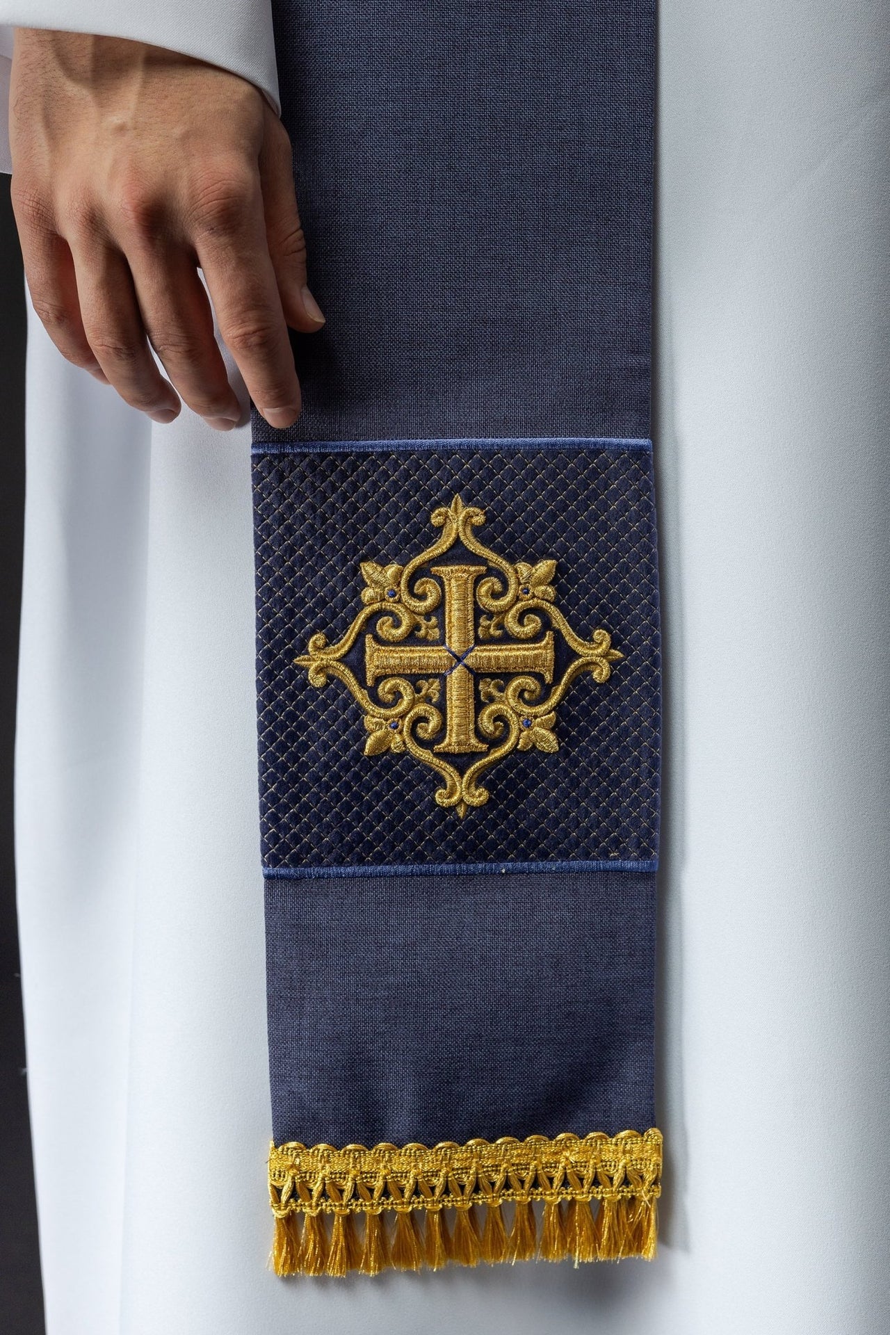 Stuła Liturgiczna Fioletowa Aksamitna z Krzyżem Haftowanym - SZATYLITURGICZNE.PL
