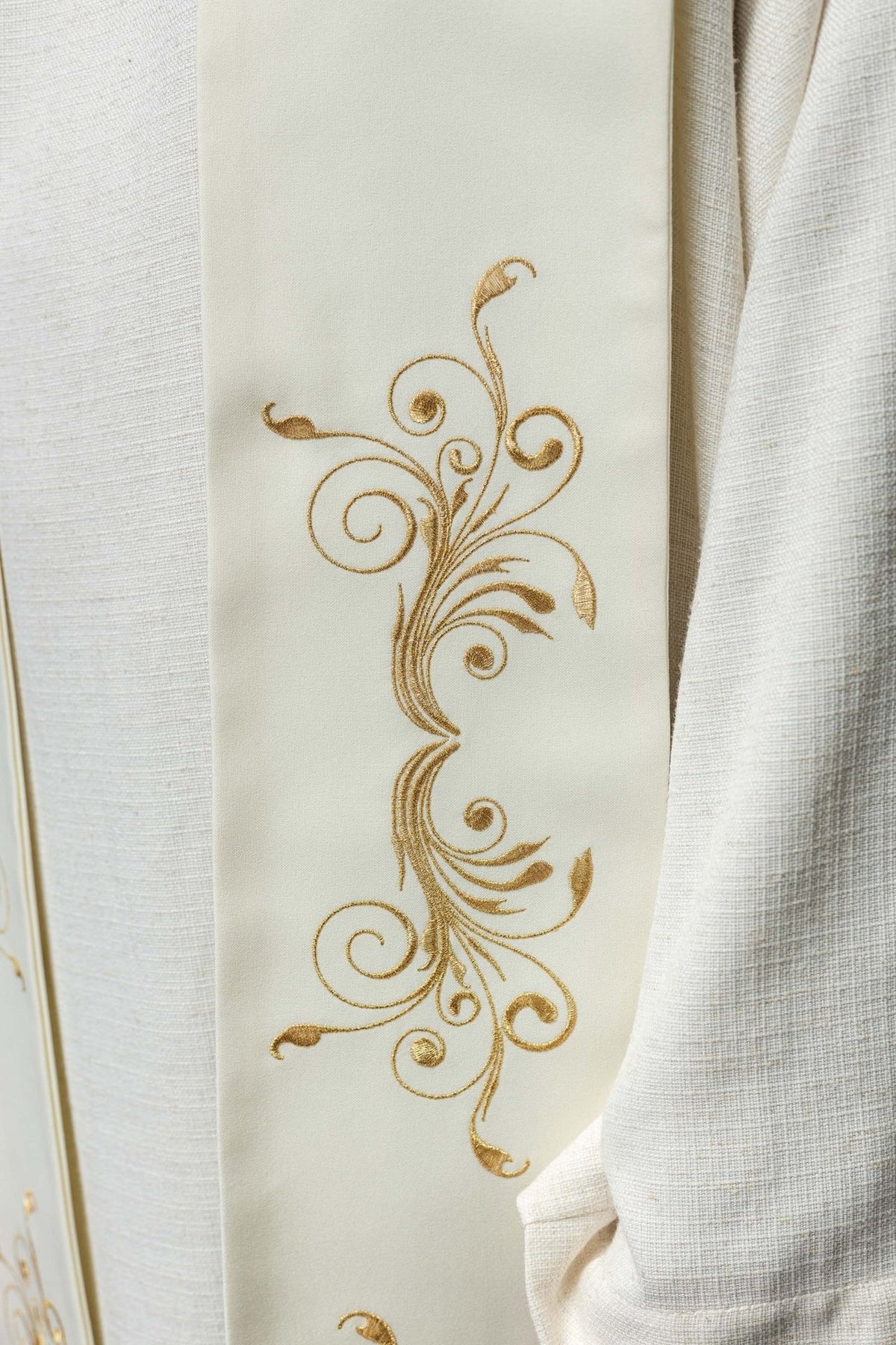 Stuła Liturgiczna IHS Ecru Haftowana - Elegancka Stuła Kapłańska - SZATYLITURGICZNE.PL