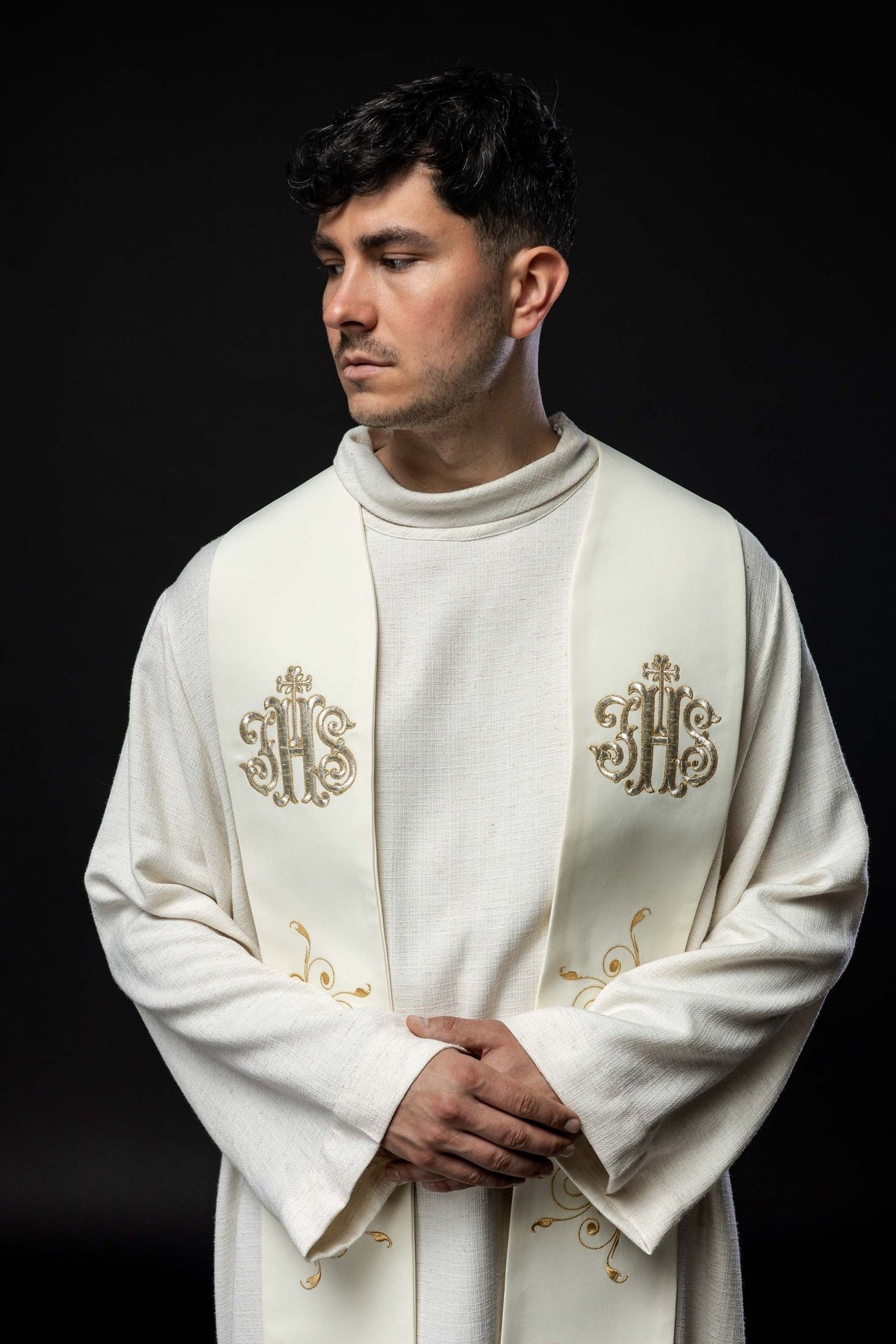 Stuła Liturgiczna IHS Ecru Haftowana - Elegancka Stuła Kapłańska - SZATYLITURGICZNE.PL