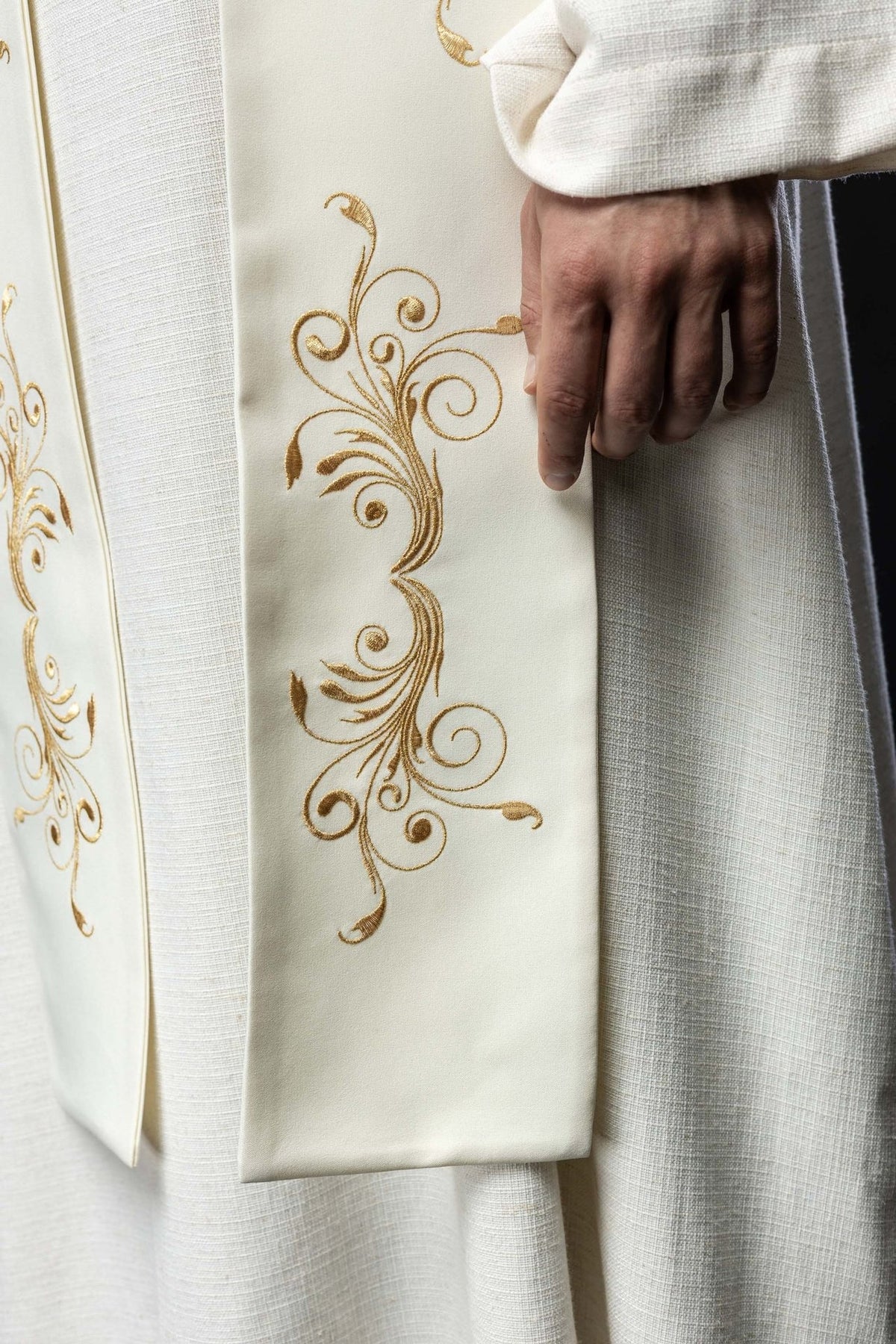 Stuła Liturgiczna IHS Ecru Haftowana - Elegancka Stuła Kapłańska - SZATYLITURGICZNE.PL